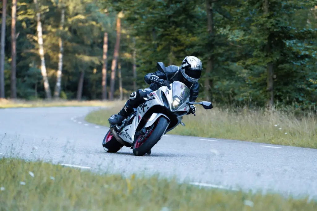 8R Sticker actiebeeld 3 (1)