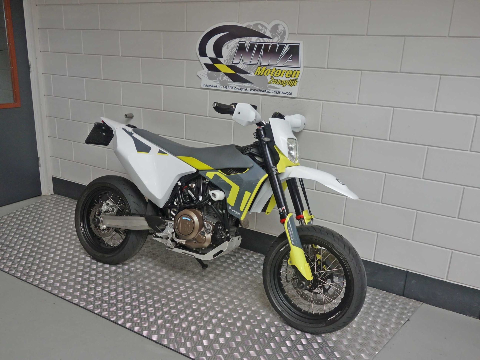 54915252-2 Gebruikte Husqvarna 701 Enduro supermotard met 693cc motor uit 2021 bij NIWA Motoren