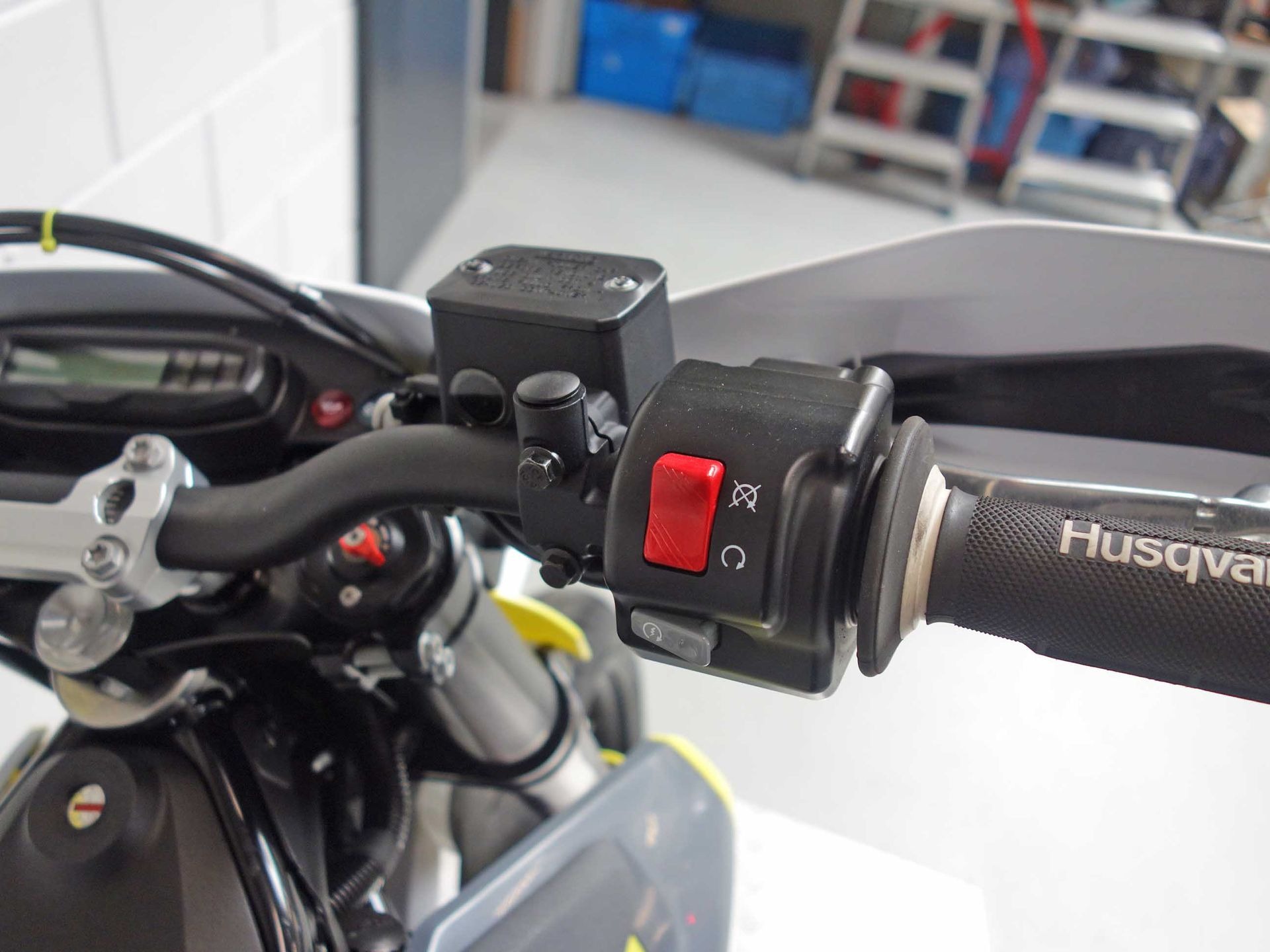 54915252-5 Gebruikte Husqvarna 701 Enduro supermotard met 693cc motor uit 2021 bij NIWA Motoren