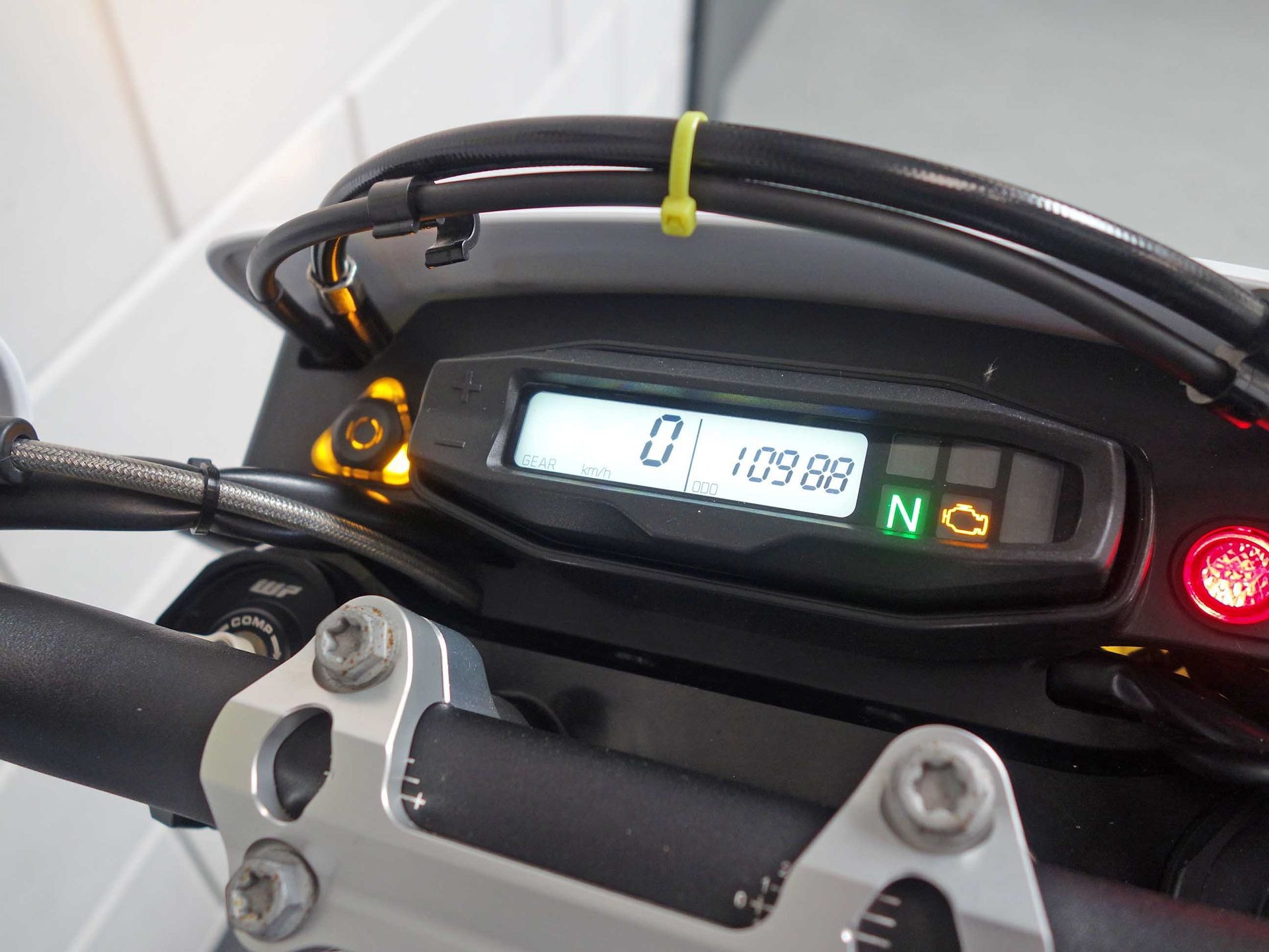54915252-6 Gebruikte Husqvarna 701 Enduro supermotard met 693cc motor uit 2021 bij NIWA Motoren