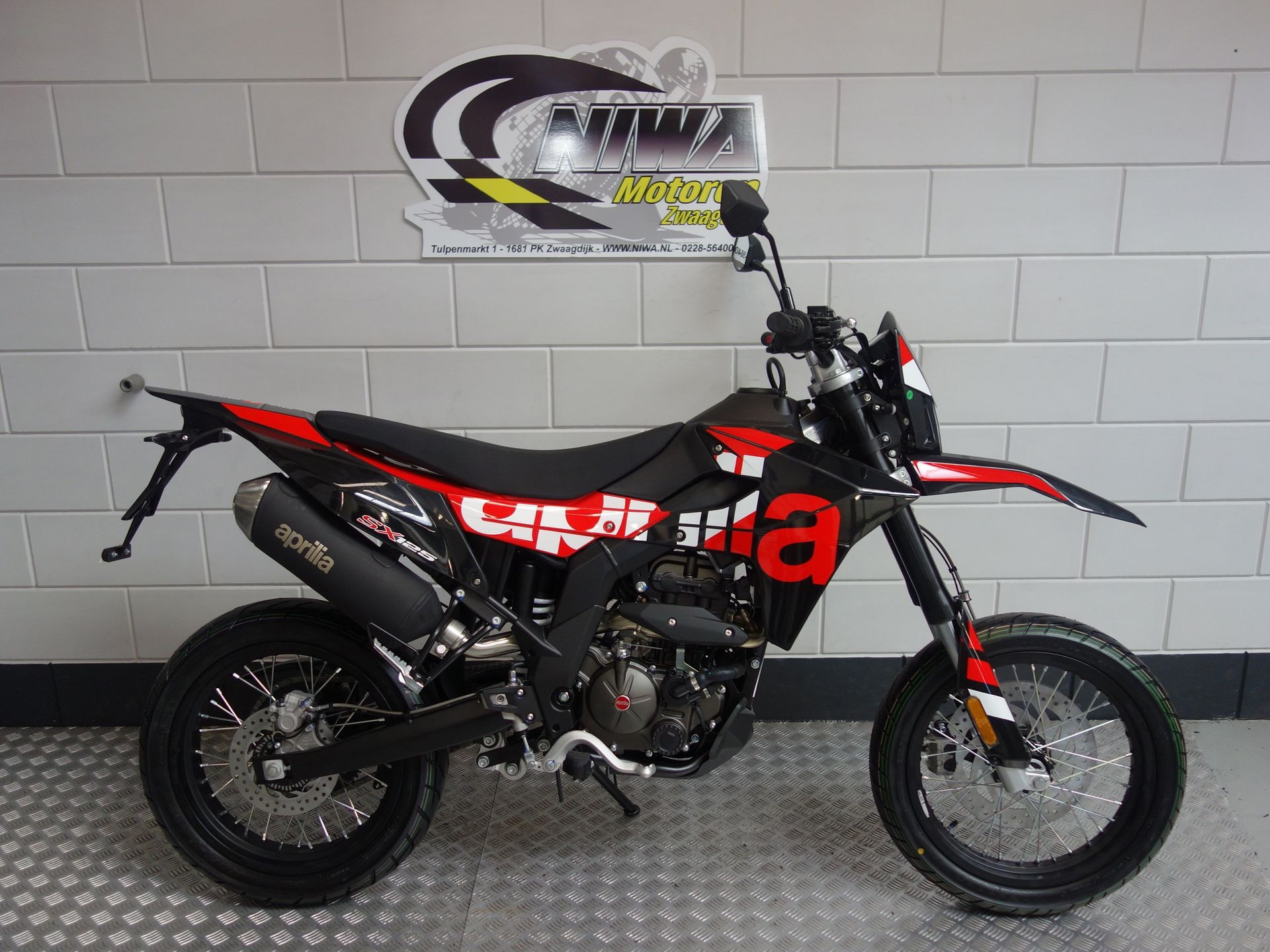 56630124-1 Nieuwe Aprilia SX 125 supermotard met 125cc motor uit 2026 bij NIWA Motoren