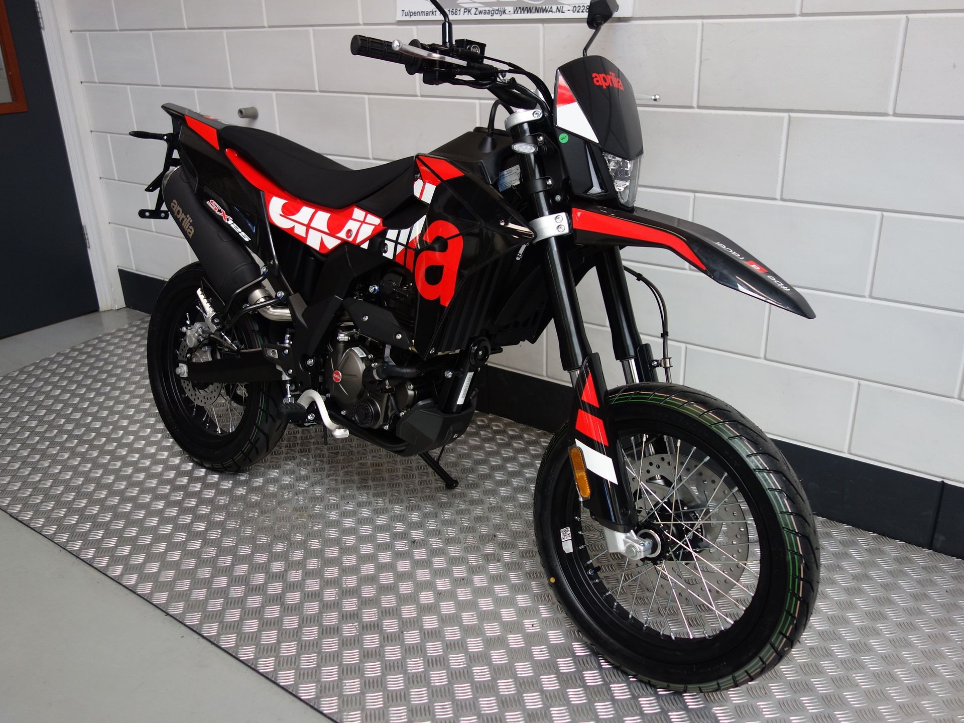 56630124-2 Nieuwe Aprilia SX 125 supermotard met 125cc motor uit 2026 bij NIWA Motoren
