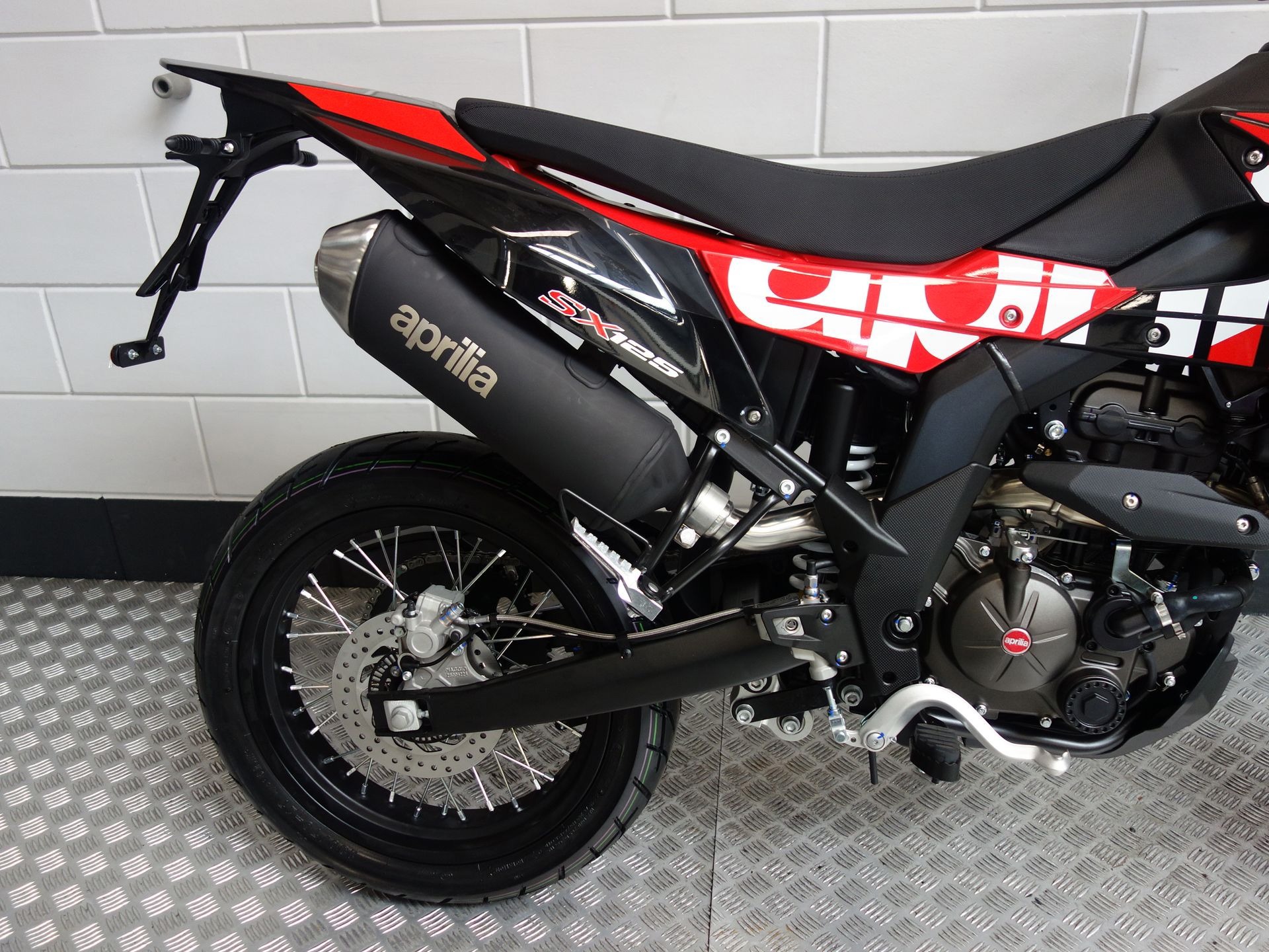 56630124-3 Nieuwe Aprilia SX 125 supermotard met 125cc motor uit 2026 bij NIWA Motoren