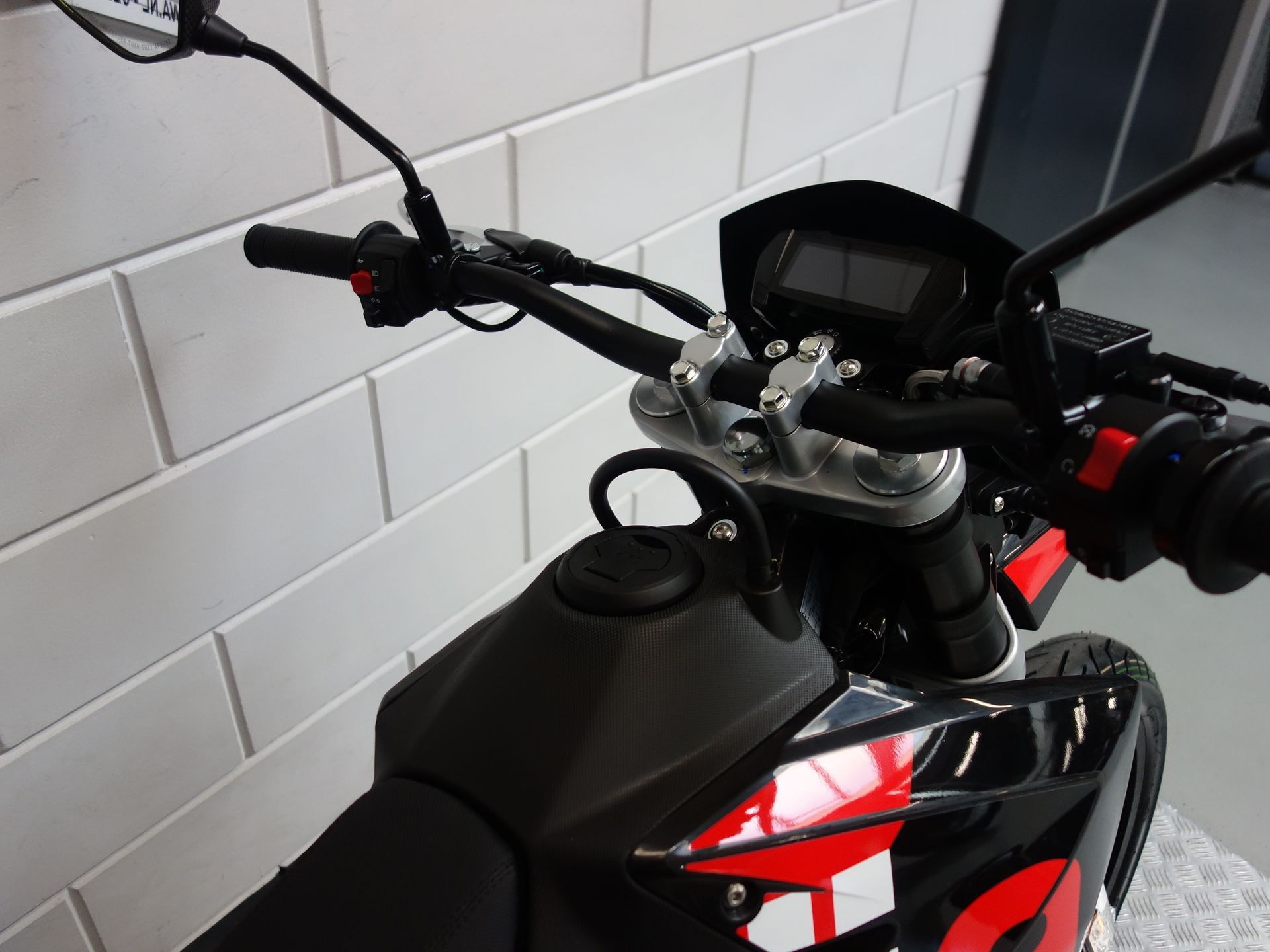56630124-4 Nieuwe Aprilia SX 125 supermotard met 125cc motor uit 2026 bij NIWA Motoren