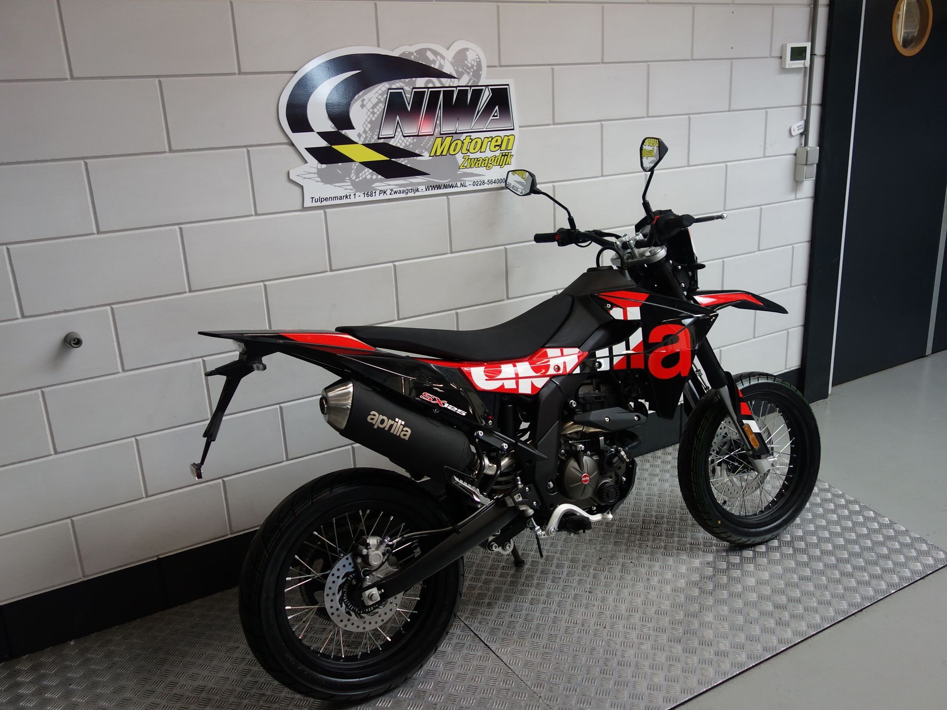 56630124-5 Nieuwe Aprilia SX 125 supermotard met 125cc motor uit 2026 bij NIWA Motoren
