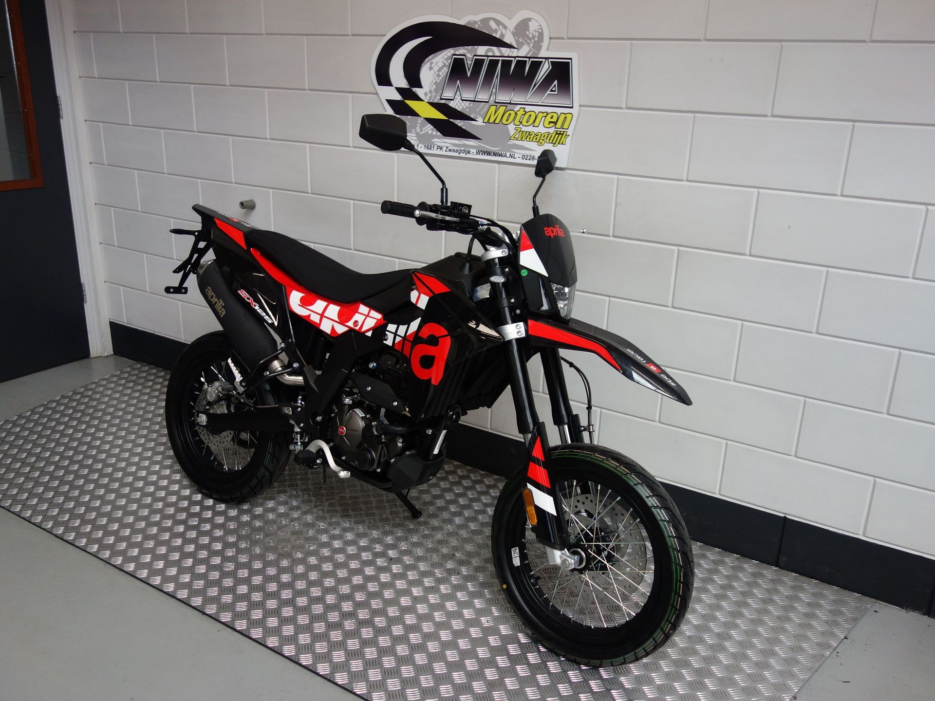 56630124-6 Nieuwe Aprilia SX 125 supermotard met 125cc motor uit 2026 bij NIWA Motoren