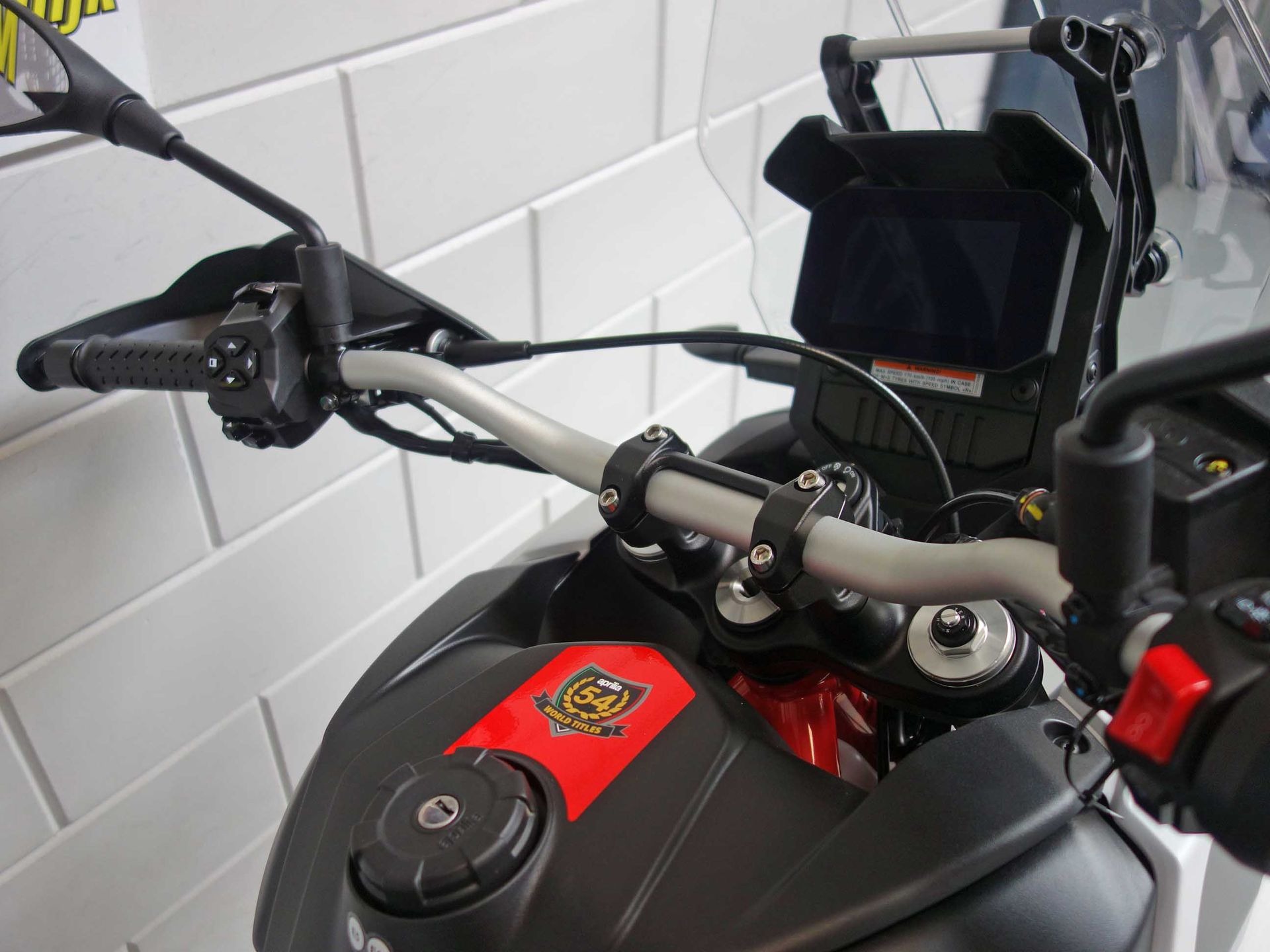 56630129-6 Nieuwe Aprilia Tuareg all-road met 659cc motor uit 2026 bij NIWA Motoren