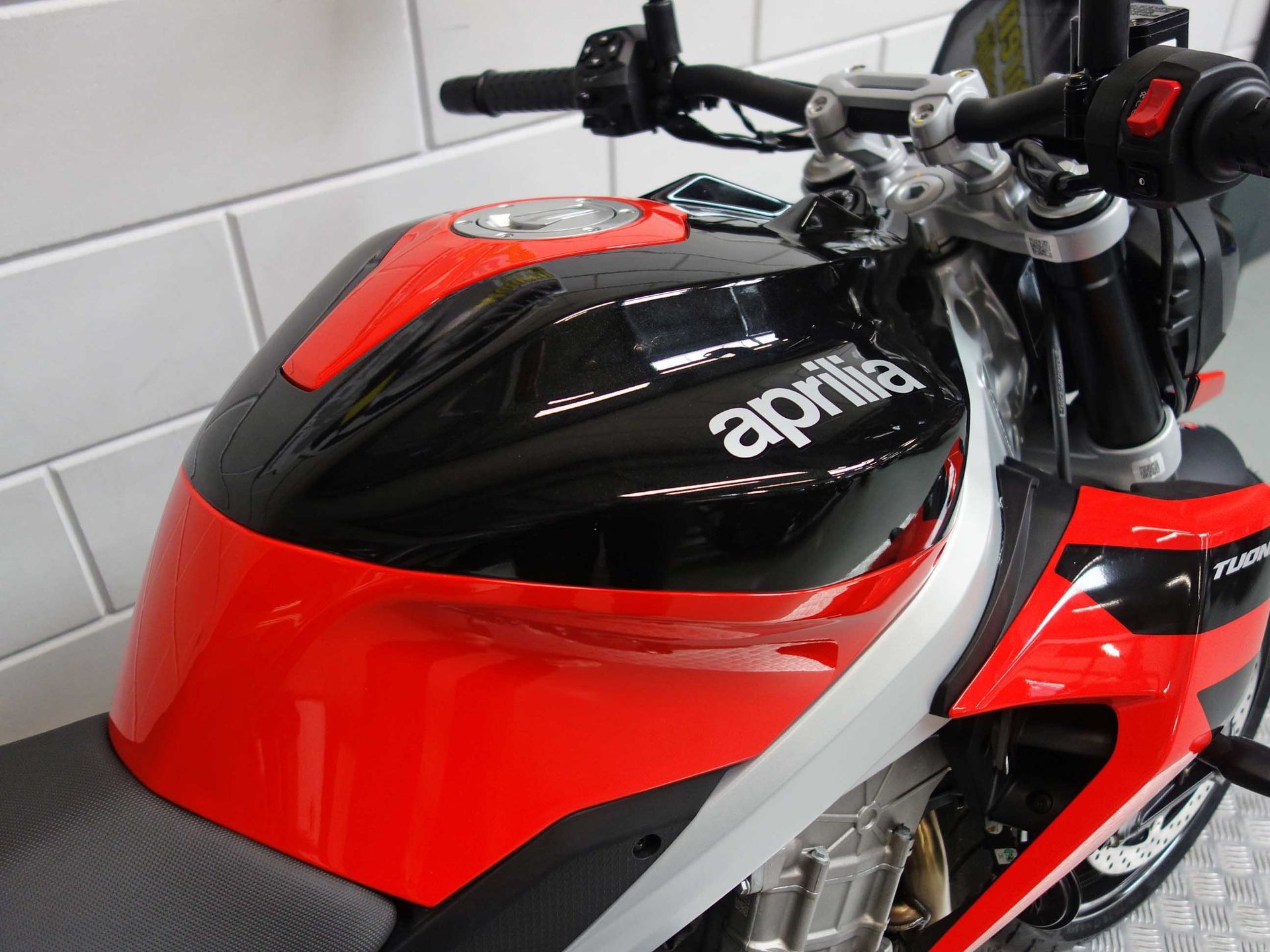56630168-6 Gebruikte Aprilia Tuono naked bike met 457cc motor uit 2026 bij NIWA Motoren