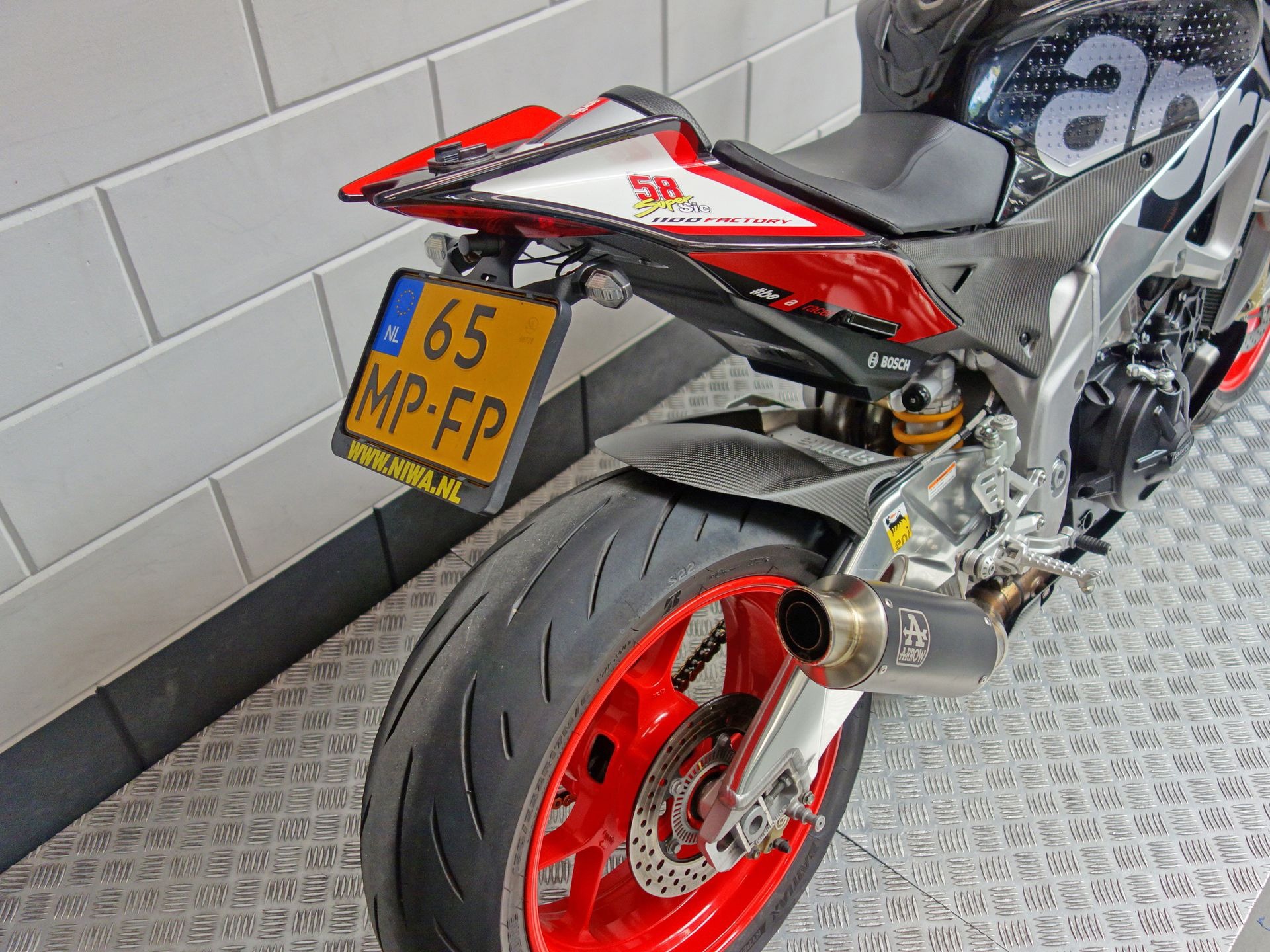56630183-4 Gebruikte Aprilia Tuono V4 naked bike met 1077cc motor uit 2016 bij NIWA Motoren