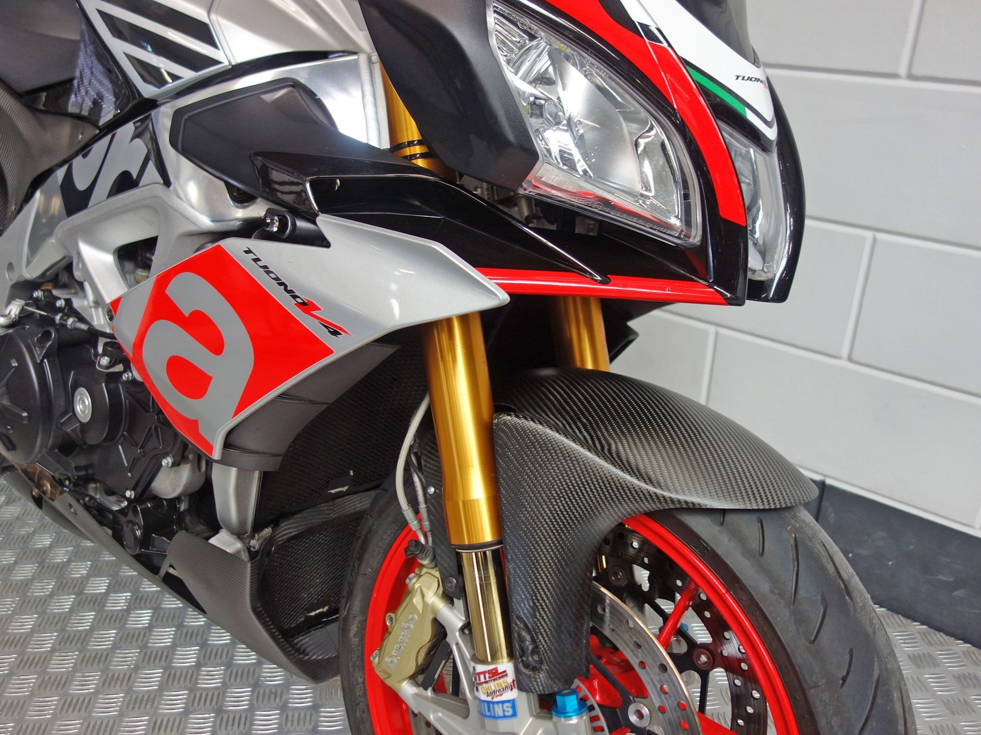 56630183-7 Gebruikte Aprilia Tuono V4 naked bike met 1077cc motor uit 2016 bij NIWA Motoren