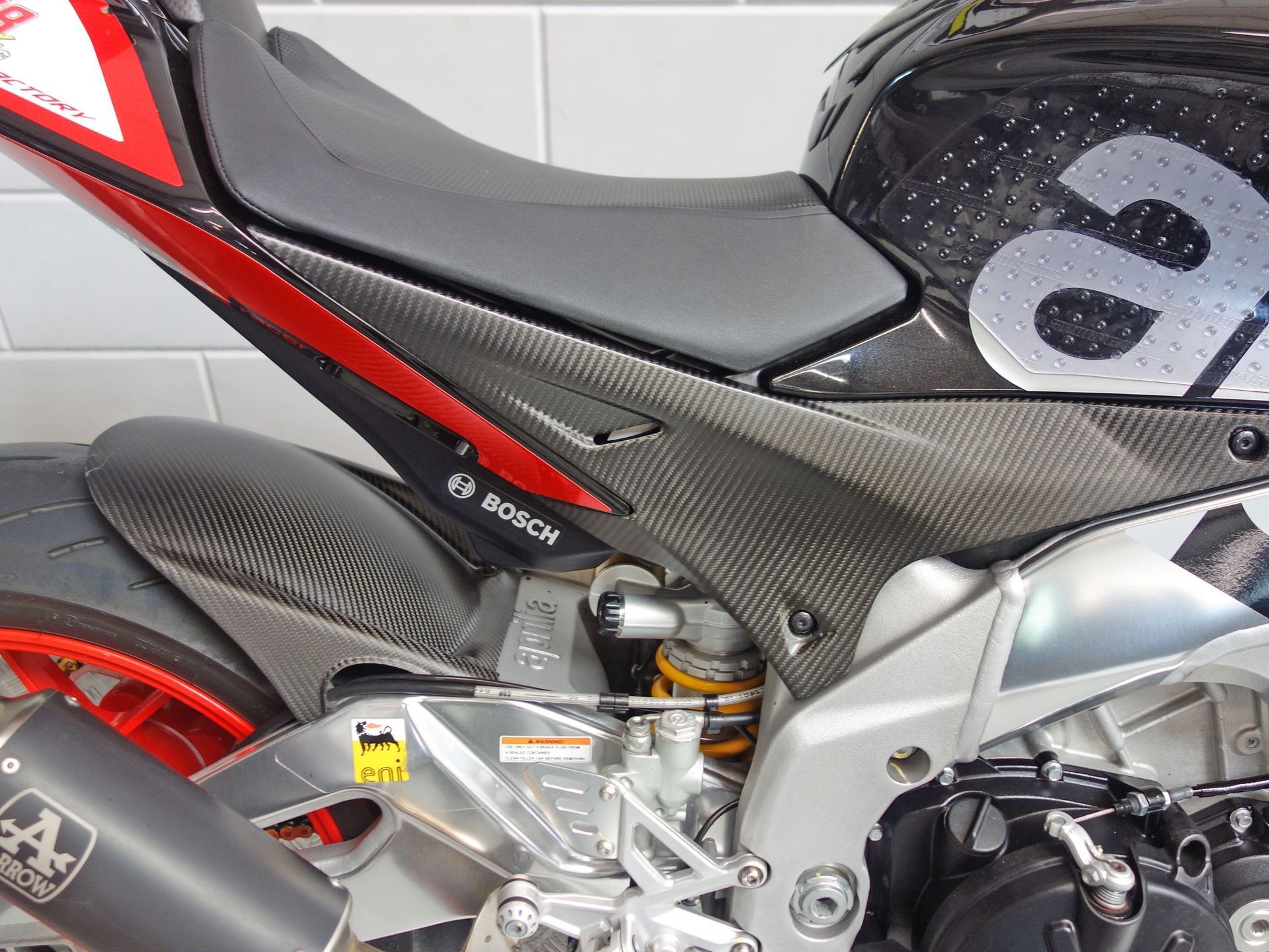 56630183-8 Gebruikte Aprilia Tuono V4 naked bike met 1077cc motor uit 2016 bij NIWA Motoren