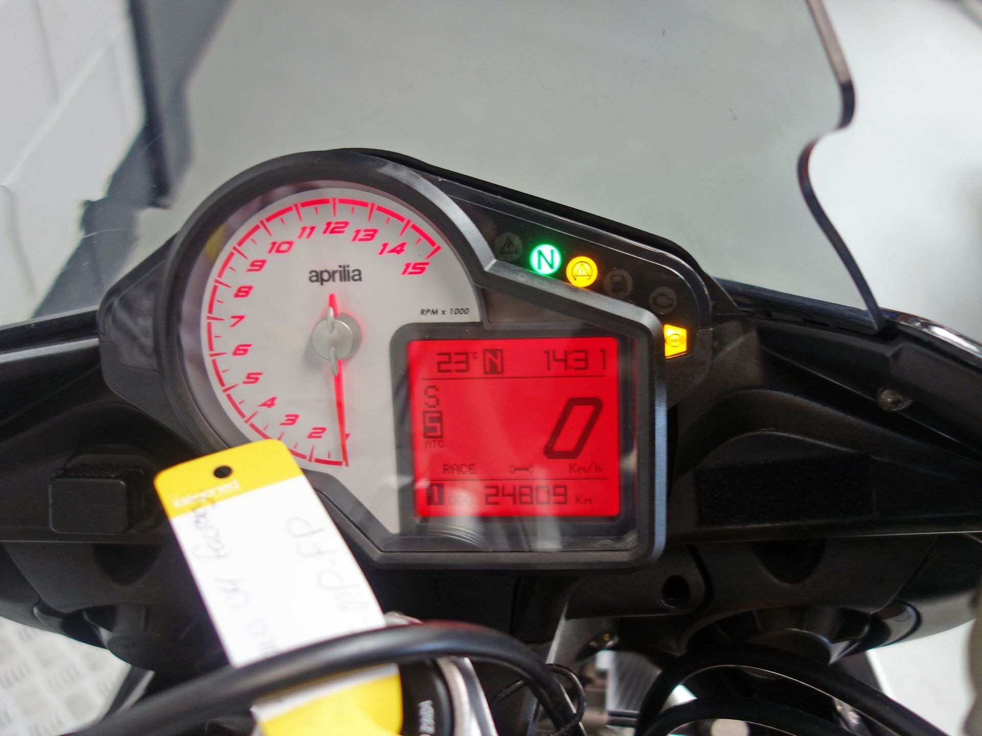 56630183-9 Gebruikte Aprilia Tuono V4 naked bike met 1077cc motor uit 2016 bij NIWA Motoren