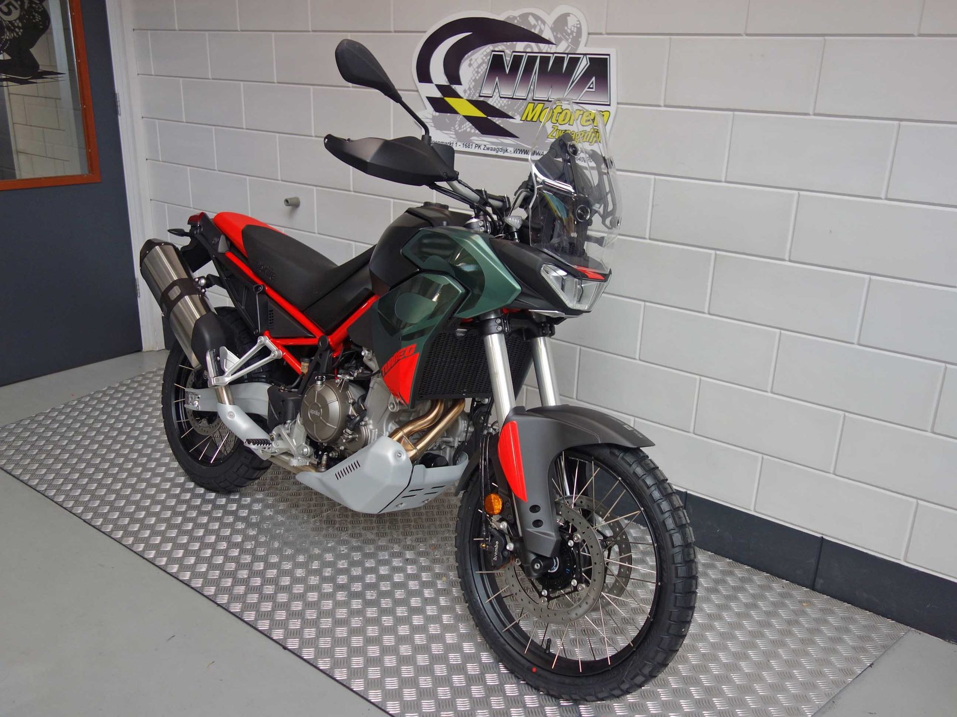 56630197-3 Nieuwe Aprilia Tuareg tour met 659cc motor uit 2026 bij NIWA Motoren