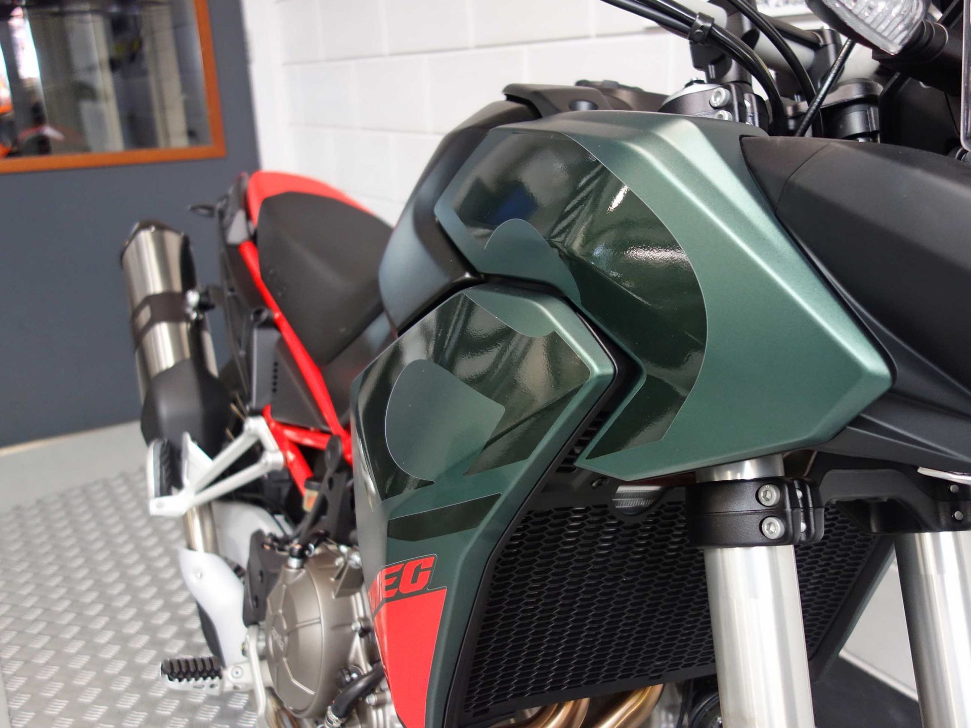 56630197-4 Nieuwe Aprilia Tuareg tour met 659cc motor uit 2026 bij NIWA Motoren