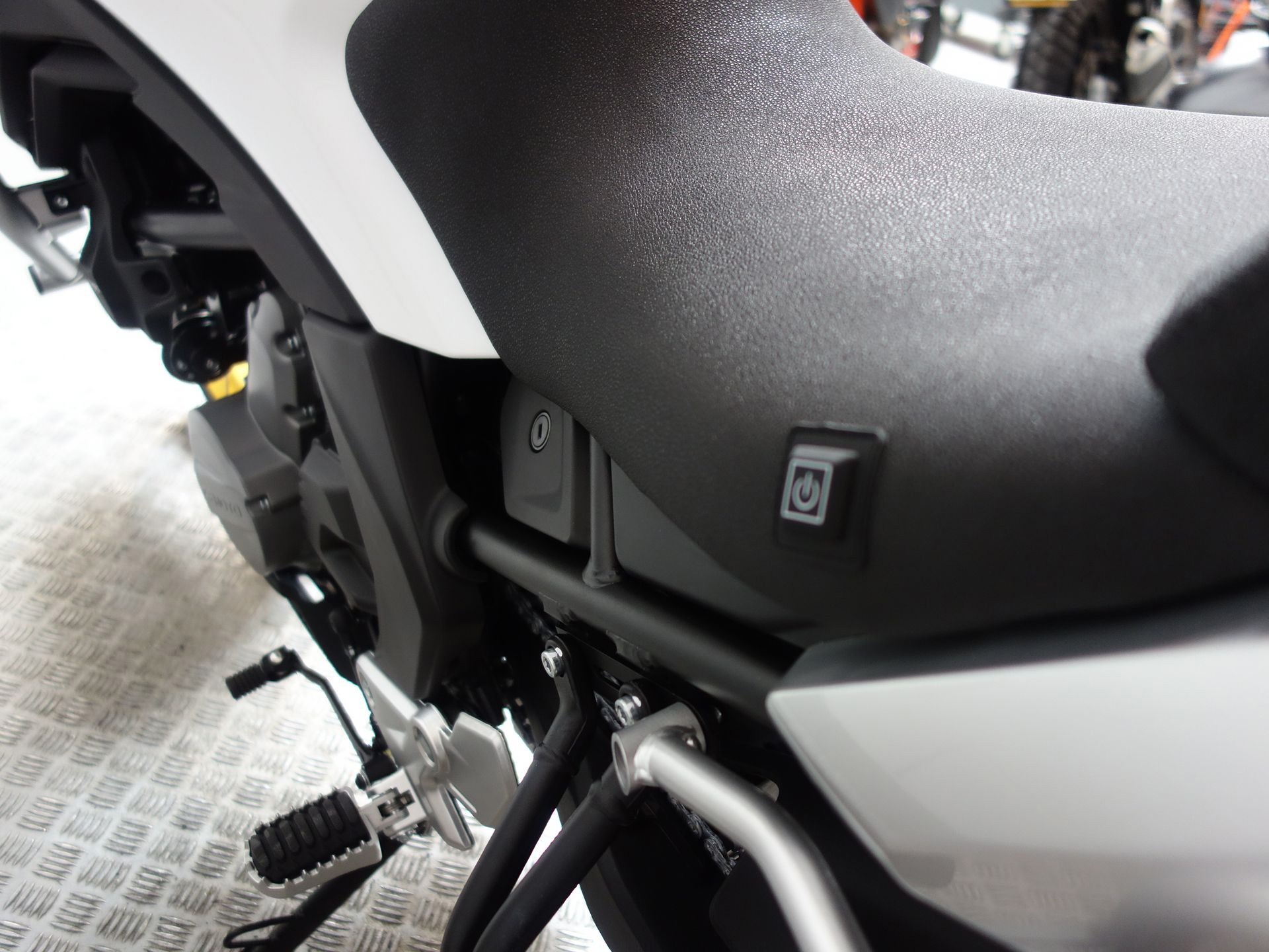 56630458-4 Nieuwe CFMOTO 700 MT tour met cc motor uit 2026 bij NIWA Motoren