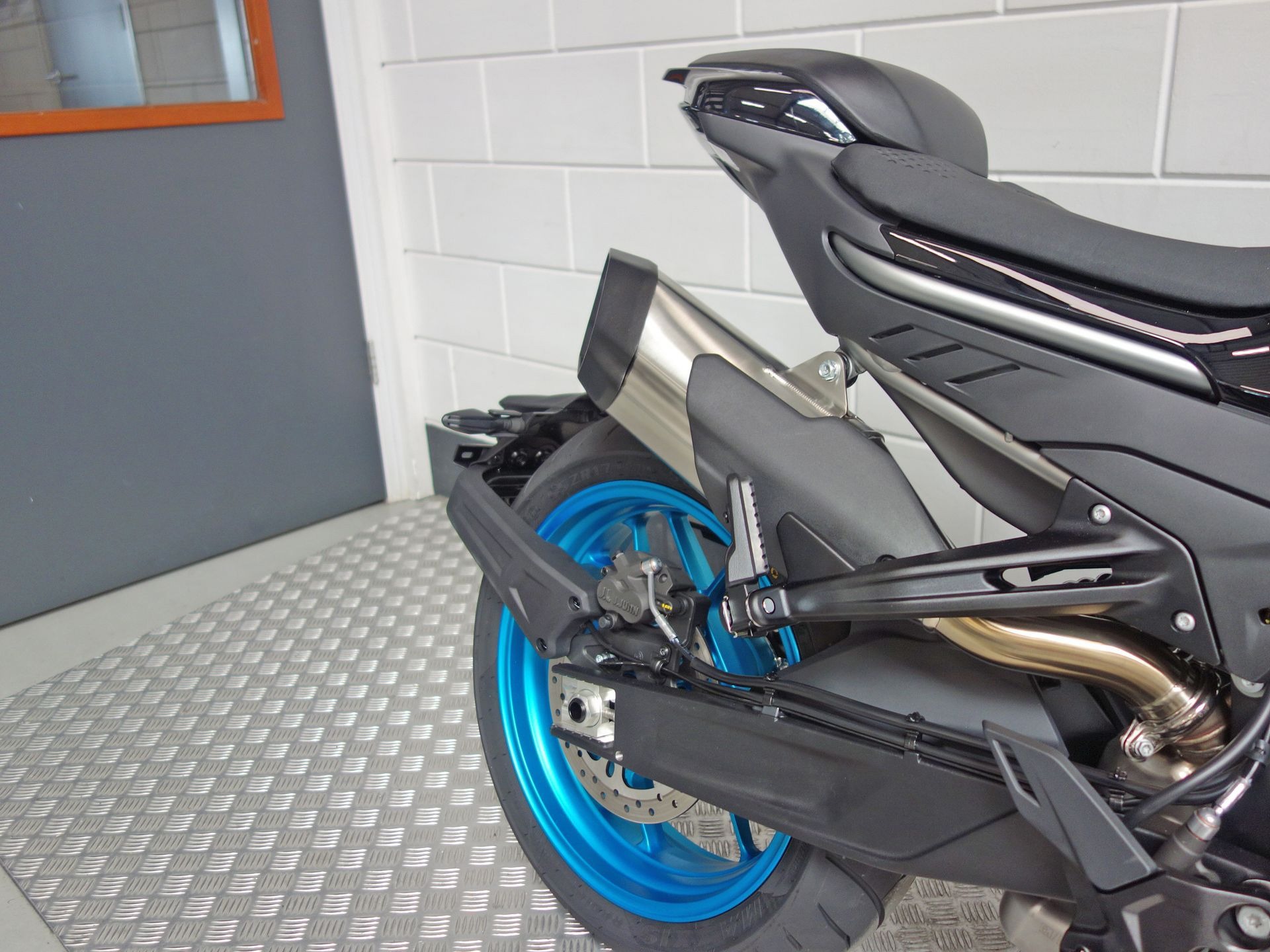 56630507-6 Nieuwe CFMOTO 800 NK naked bike met 799cc motor uit 2025 bij NIWA Motoren