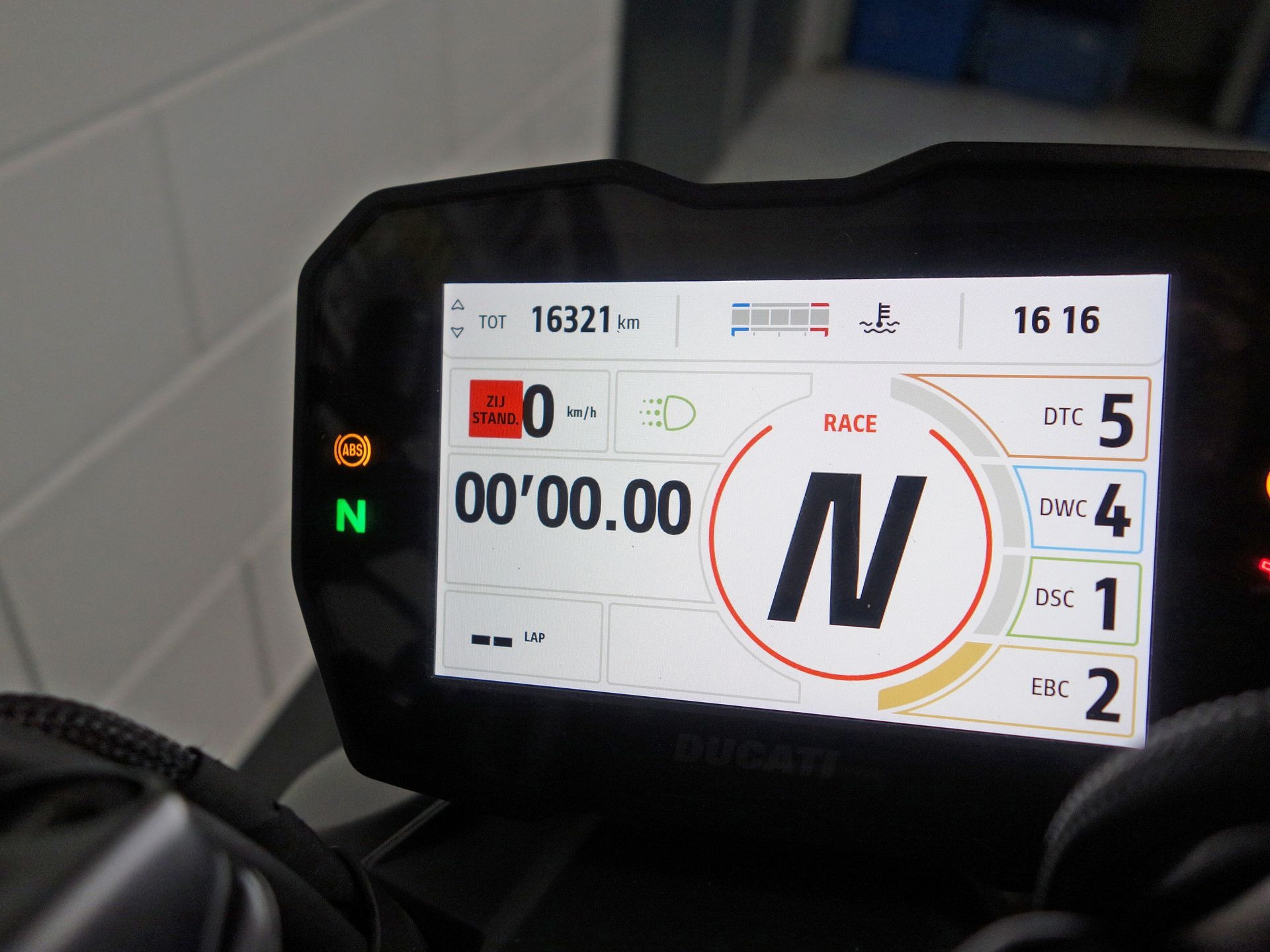 56630584-10 Gebruikte Ducati Streetfighter naked bike met 1103cc motor uit 2024 bij NIWA Motoren