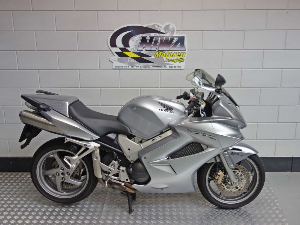 Gebruikte Honda VFR 800 sport met 782cc motor uit 2006 bij NIWA Motoren