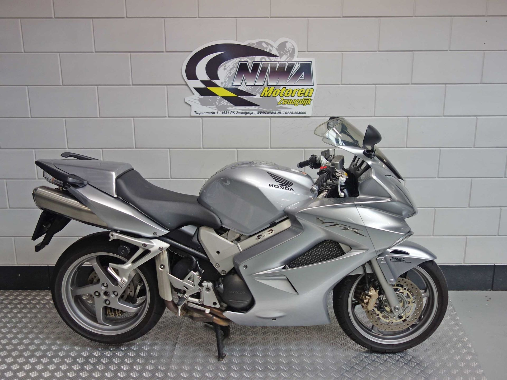 56630633-1 Gebruikte Honda VFR 800 sport met 782cc motor uit 2006 bij NIWA Motoren