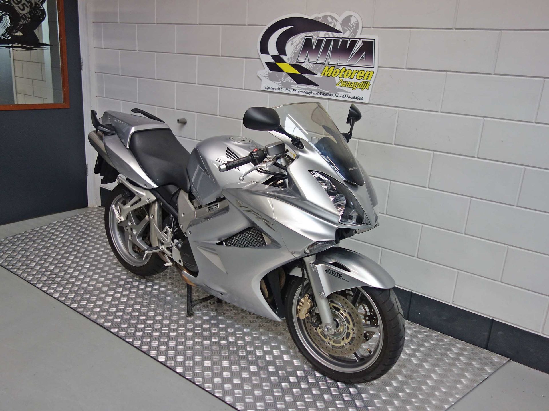 56630633-2 Gebruikte Honda VFR 800 sport met 782cc motor uit 2006 bij NIWA Motoren