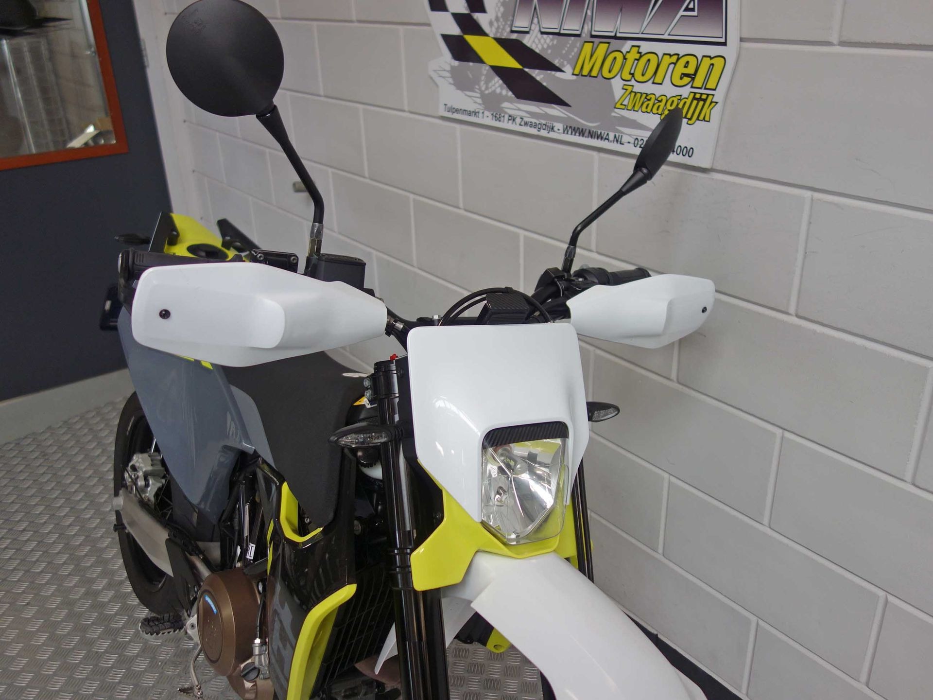56630634-4 Gebruikte Husqvarna 701 Enduro supermotard met 693cc motor uit 2023 bij NIWA Motoren
