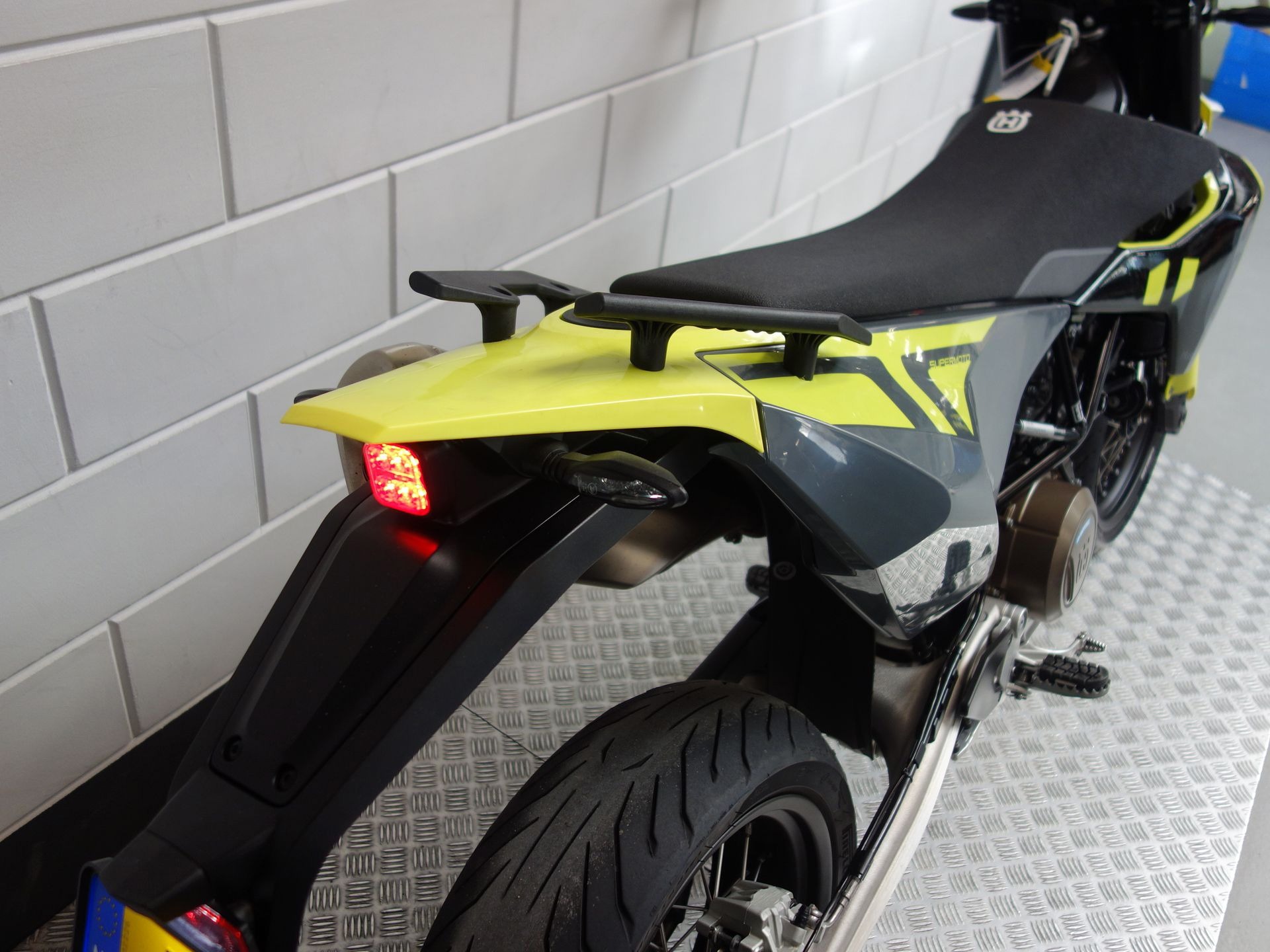 56630634-6 Gebruikte Husqvarna 701 Enduro supermotard met 693cc motor uit 2023 bij NIWA Motoren
