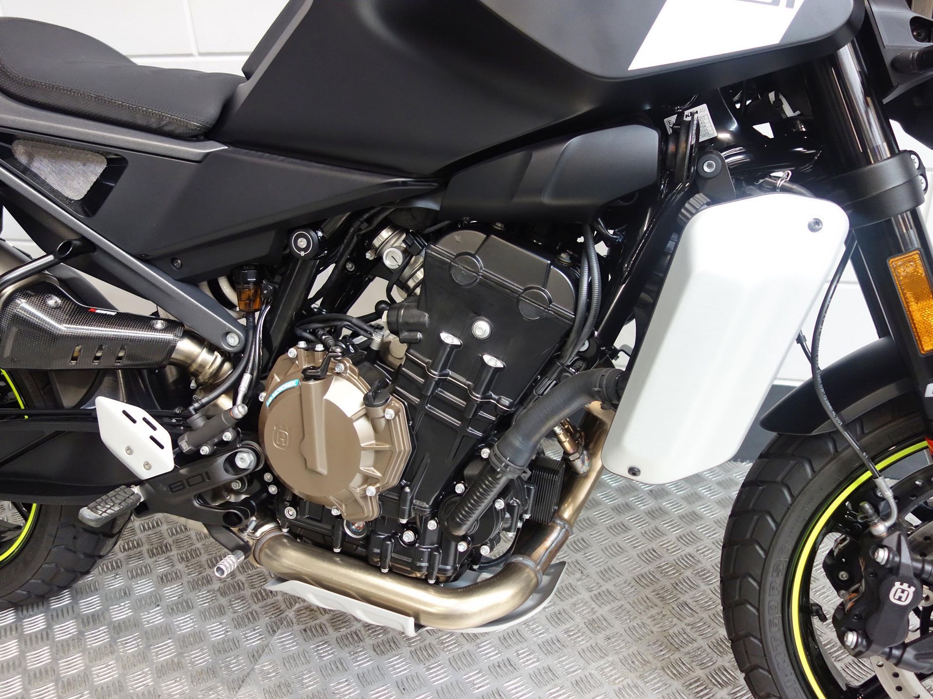 56630684-6 Nieuwe Husqvarna Svartpilen naked bike met 799cc motor uit 2025 bij NIWA Motoren