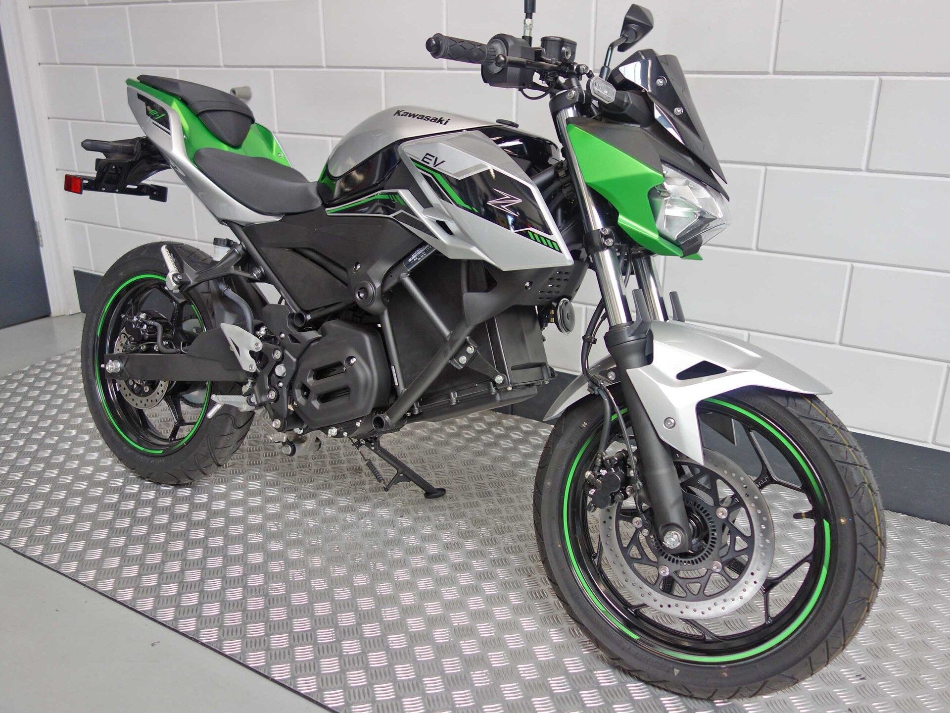 56631720-5 Nieuwe Kawasaki naked bike met cc motor uit 2024 bij NIWA Motoren