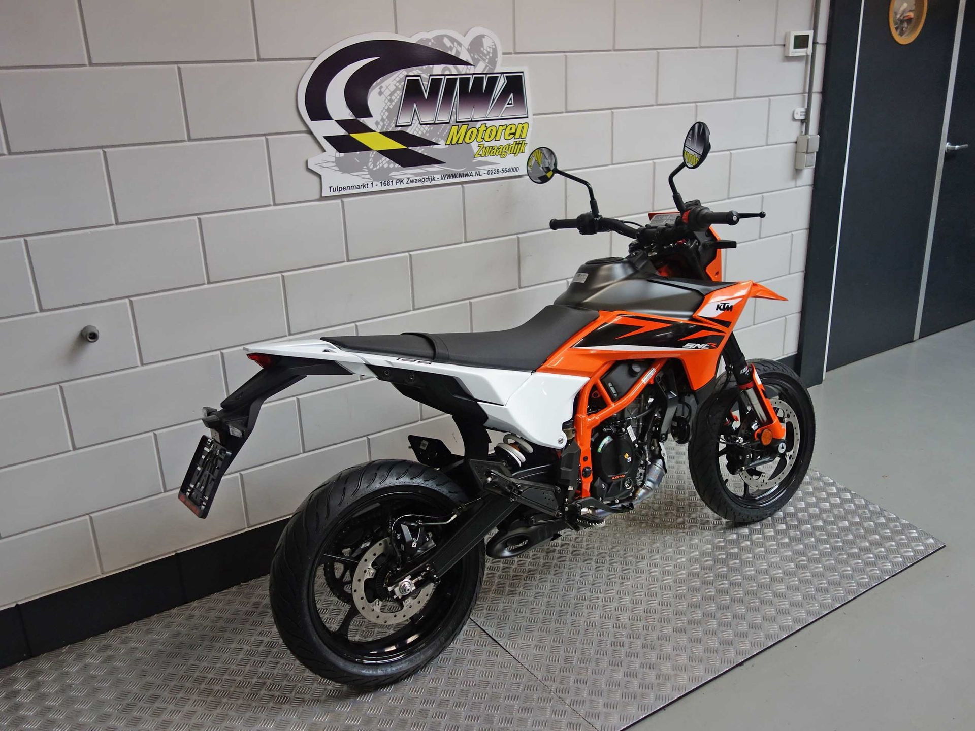 56632031-1 Nieuwe KTM 125 supermotard met 125cc motor uit 2025 bij NIWA Motoren