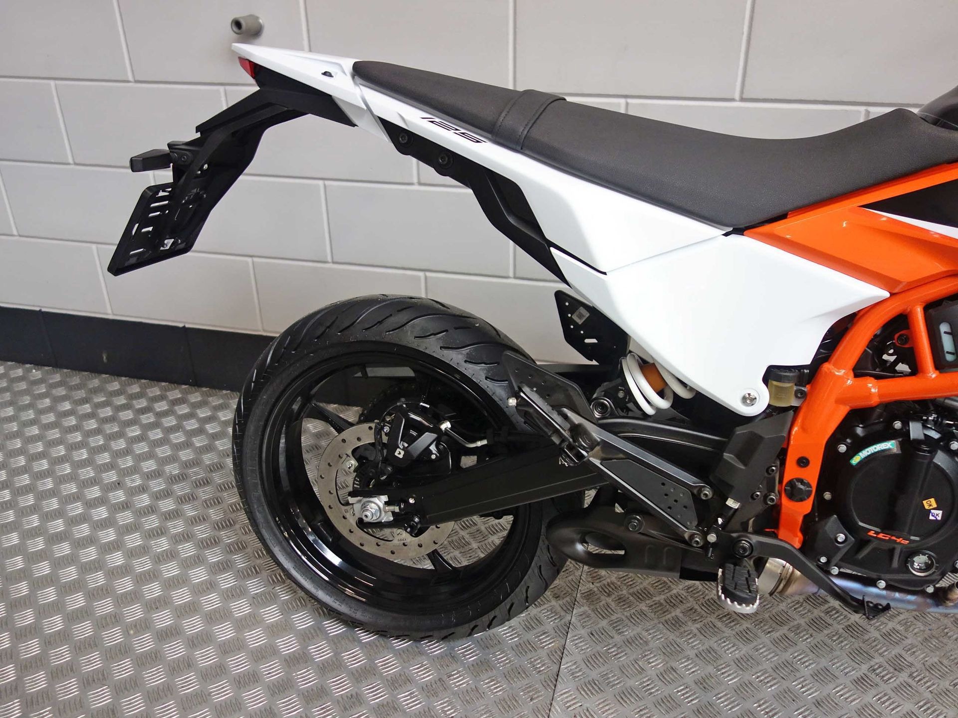 56632031-2 Nieuwe KTM 125 supermotard met 125cc motor uit 2025 bij NIWA Motoren