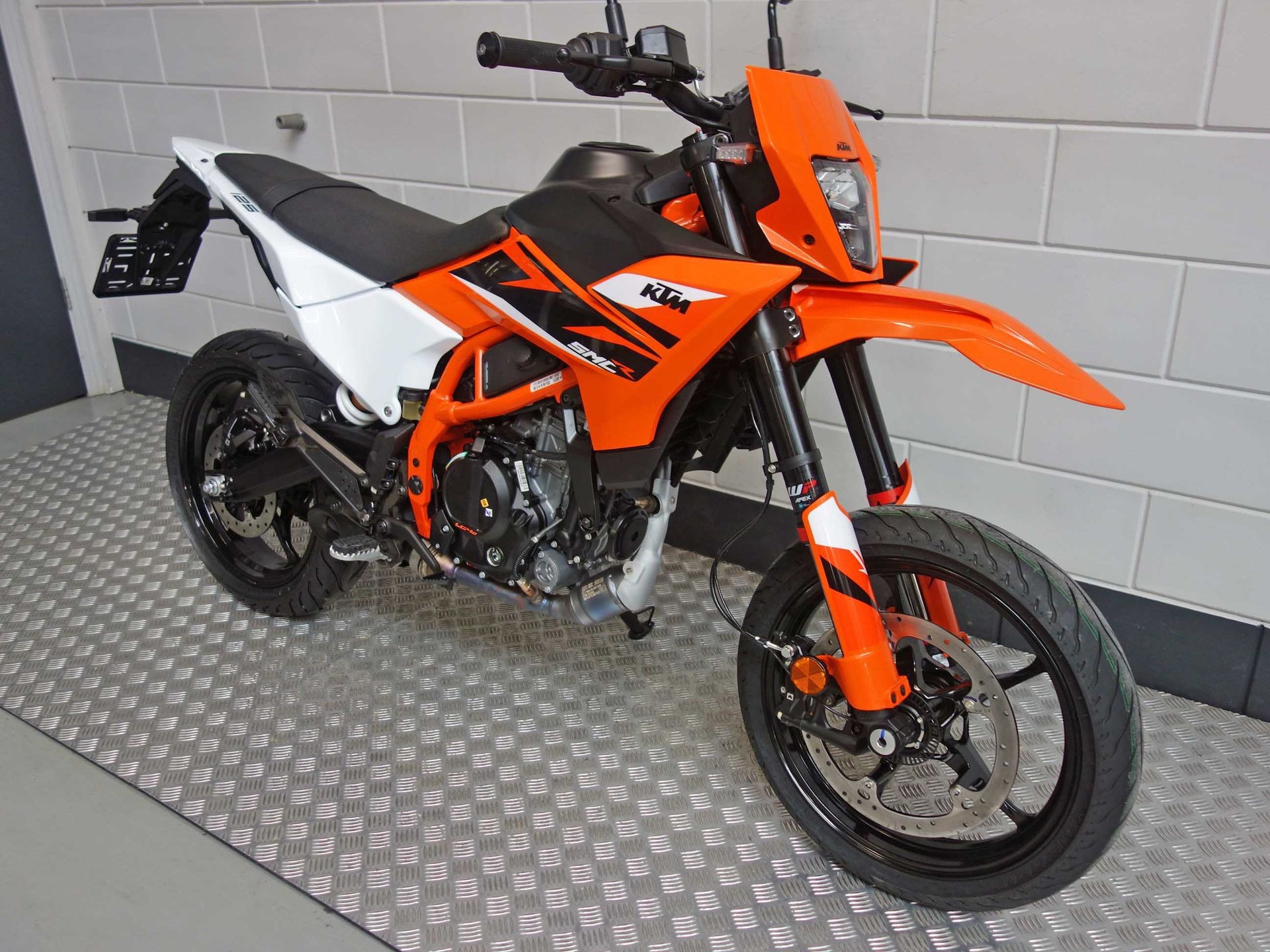 56632031-4 Nieuwe KTM 125 supermotard met 125cc motor uit 2025 bij NIWA Motoren