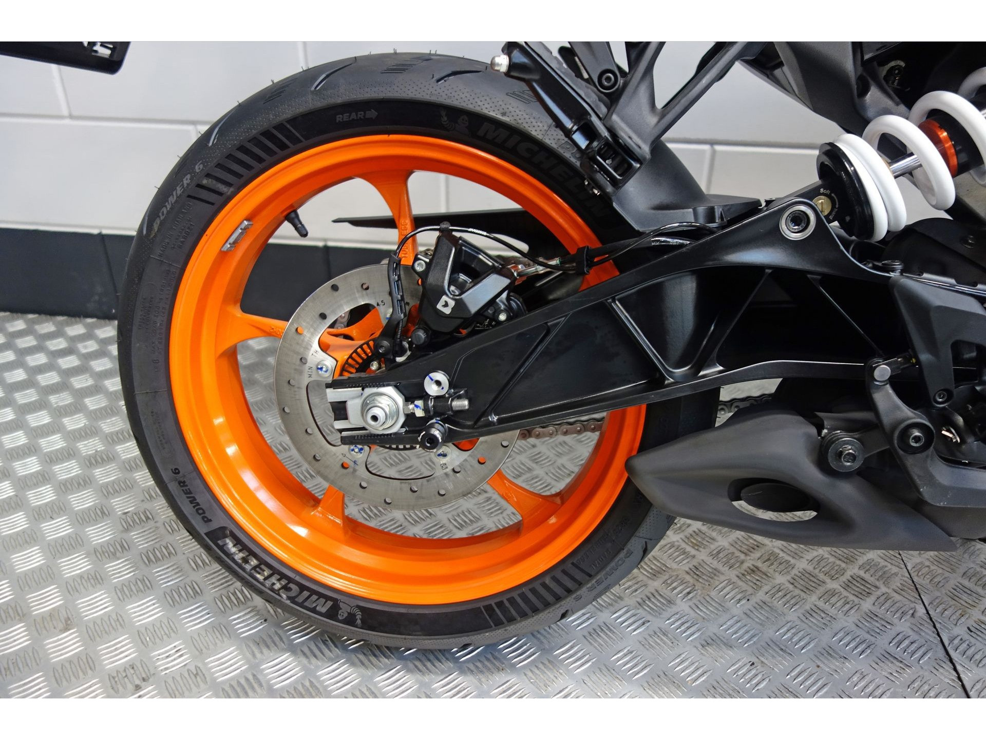 56632295-7 Nieuwe KTM 390 naked bike met 373cc motor uit 2025 bij NIWA Motoren