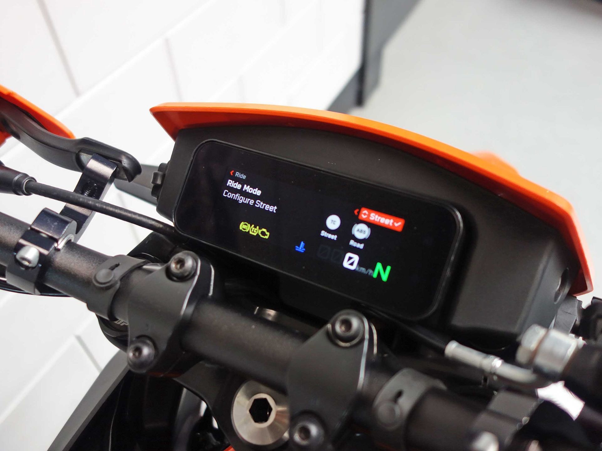 56632306-7 Gebruikte KTM 390 supermotard met 399cc motor uit 2025 bij NIWA Motoren