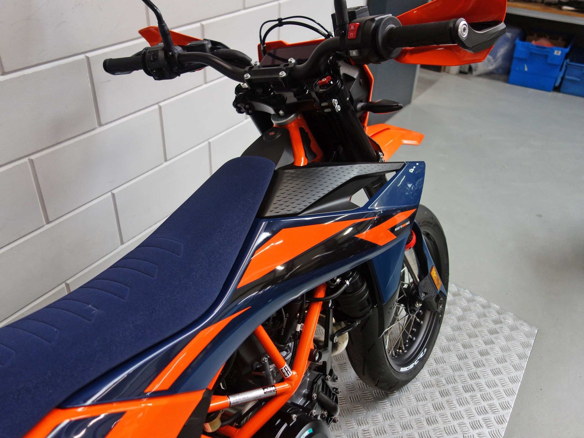 56632343-4 Nieuwe KTM 690 supermotard met 692cc motor uit 2026 bij NIWA Motoren