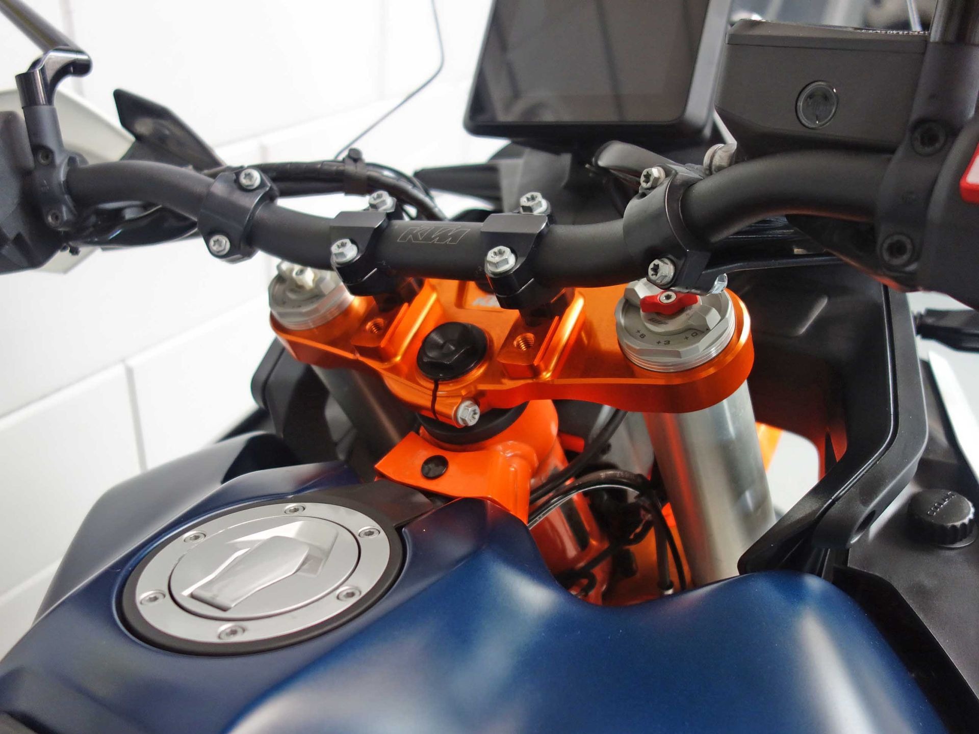 56632418-4 Gebruikte KTM 890 naked bike met 889cc motor uit 2023 bij NIWA Motoren