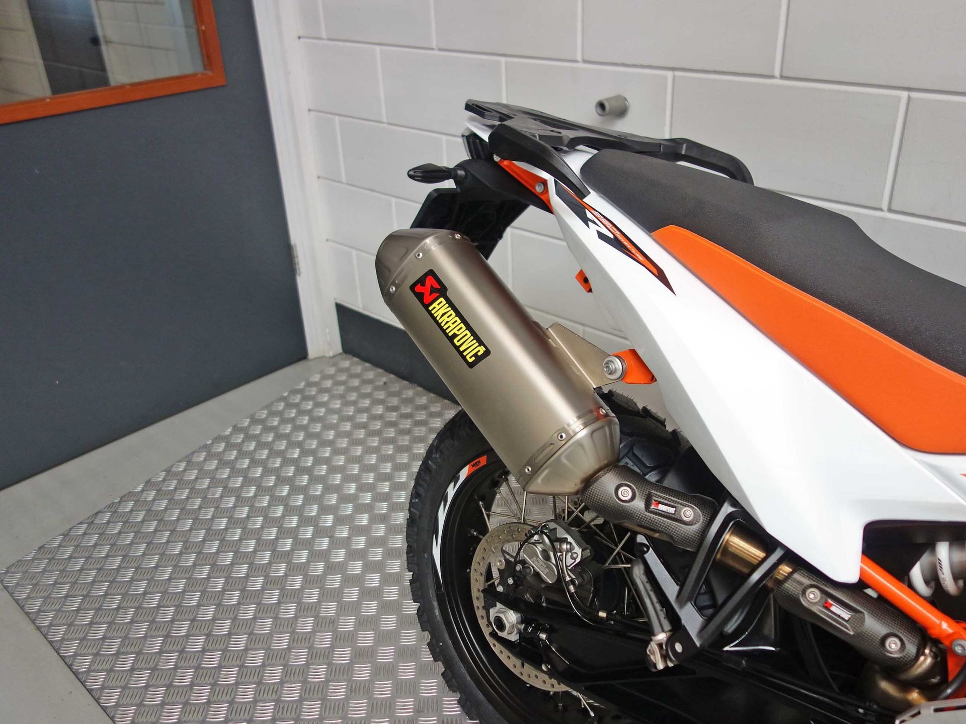 56632418-5 Gebruikte KTM 890 naked bike met 889cc motor uit 2023 bij NIWA Motoren