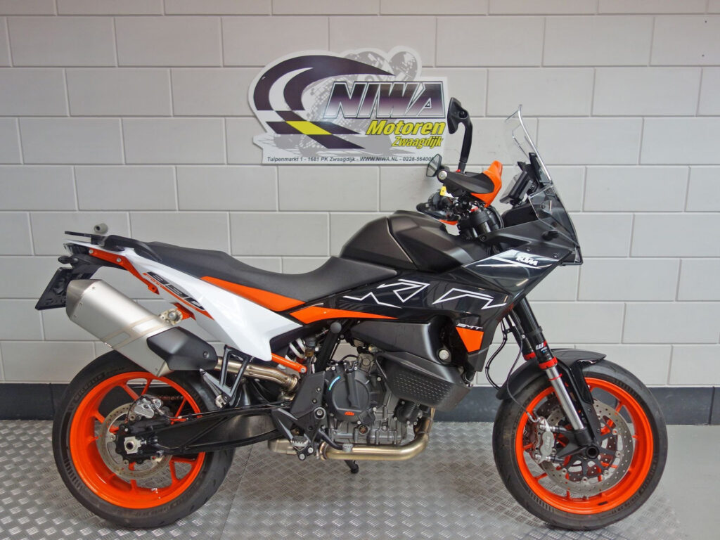 Gebruikte KTM 890 supermotard met 889cc motor uit 2026 bij NIWA Motoren