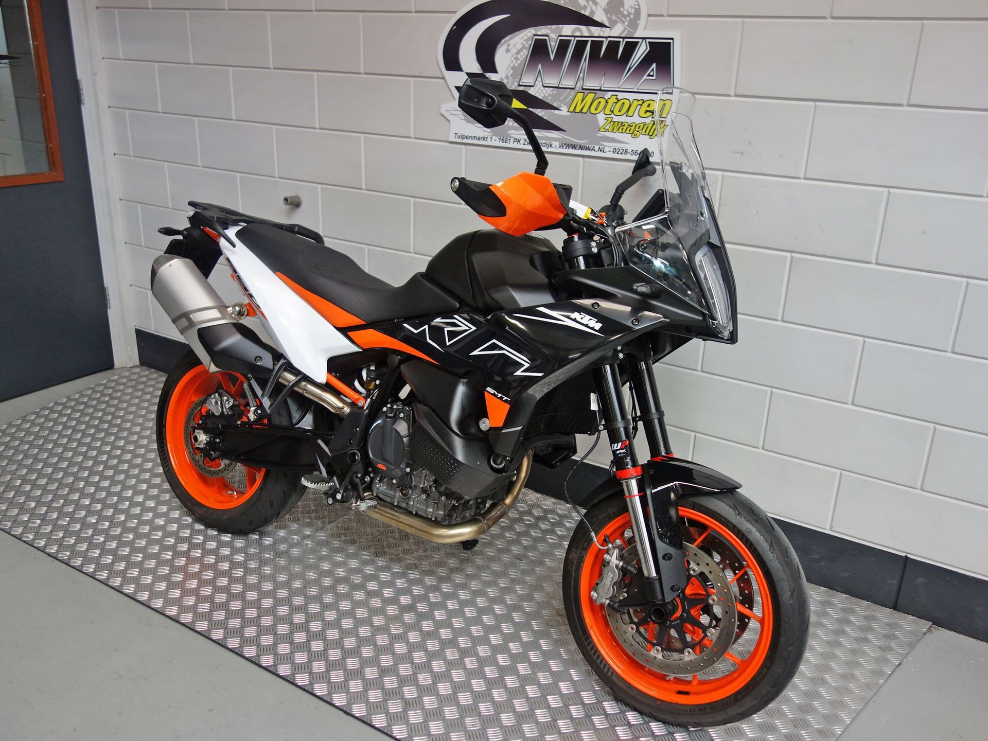56632424-2 Gebruikte KTM 890 supermotard met 889cc motor uit 2026 bij NIWA Motoren