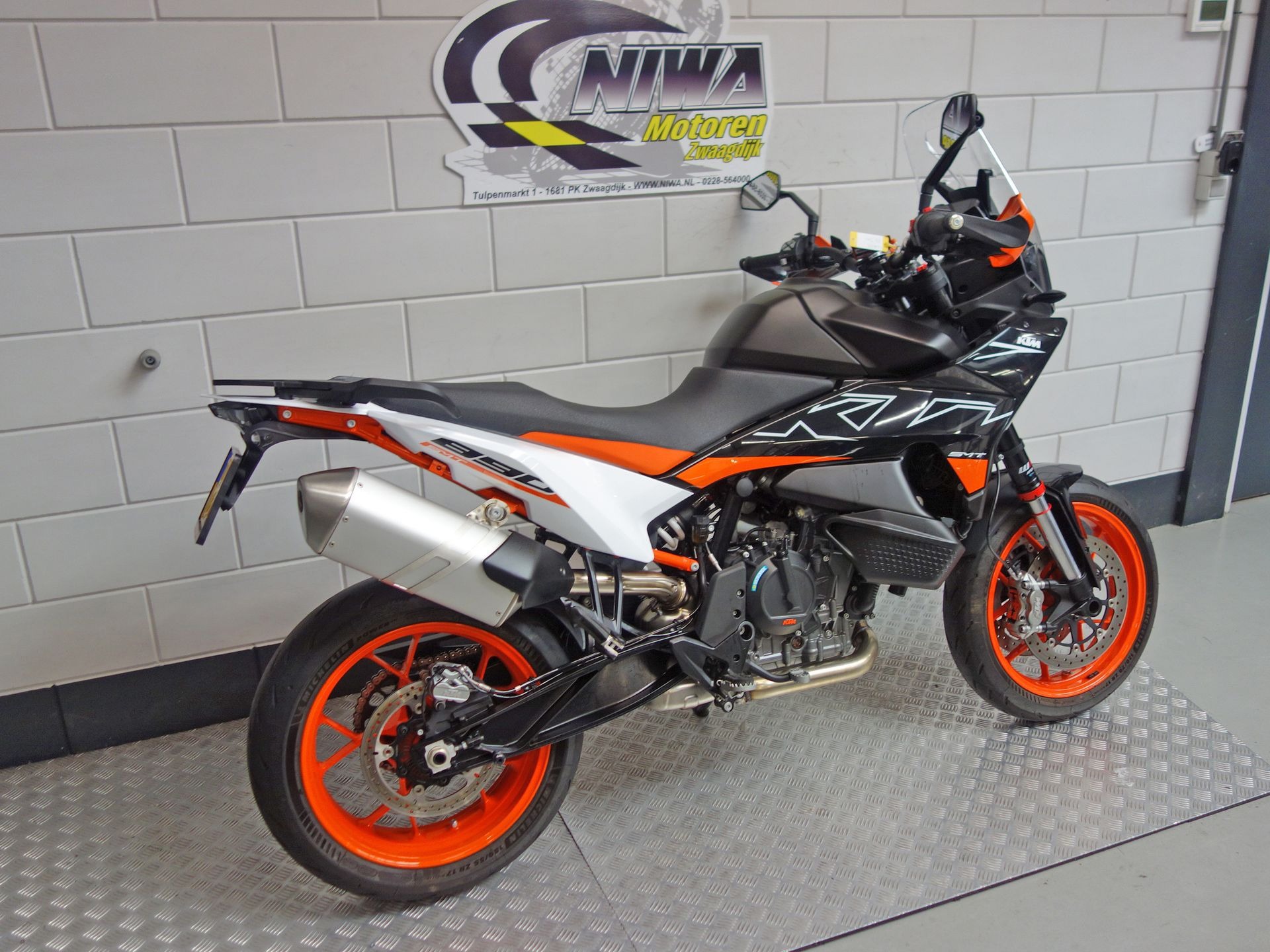 56632424-3 Gebruikte KTM 890 supermotard met 889cc motor uit 2026 bij NIWA Motoren
