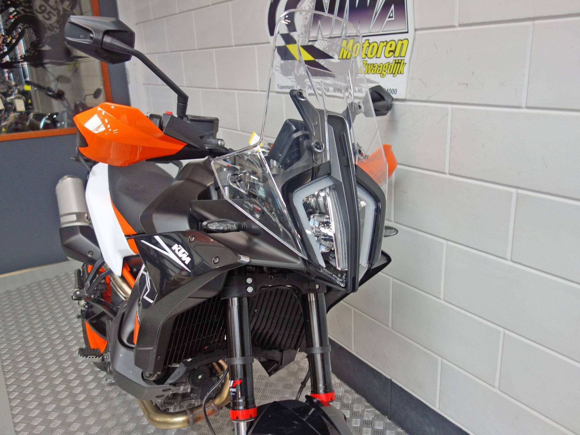 56632424-4 Gebruikte KTM 890 supermotard met 889cc motor uit 2026 bij NIWA Motoren