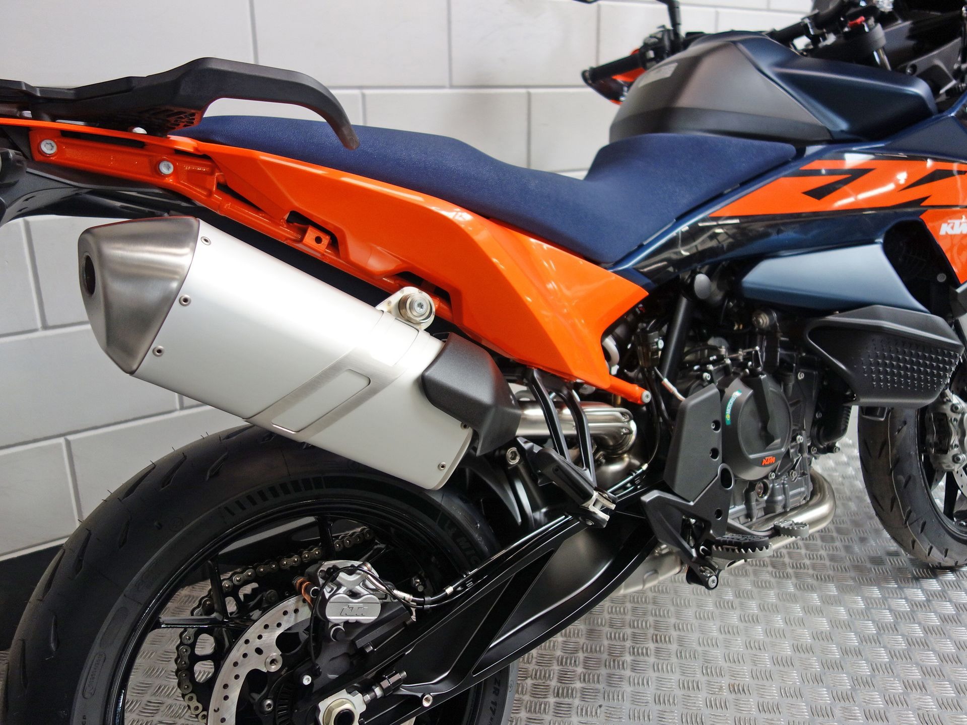56632433-7 Nieuwe KTM 890 supermotard met 889cc motor uit 2026 bij NIWA Motoren