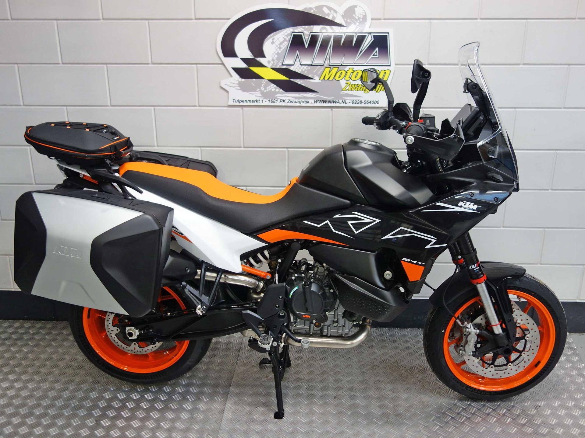 56632438-1 Nieuwe KTM 890 supermotard met 889cc motor uit 2025 bij NIWA Motoren