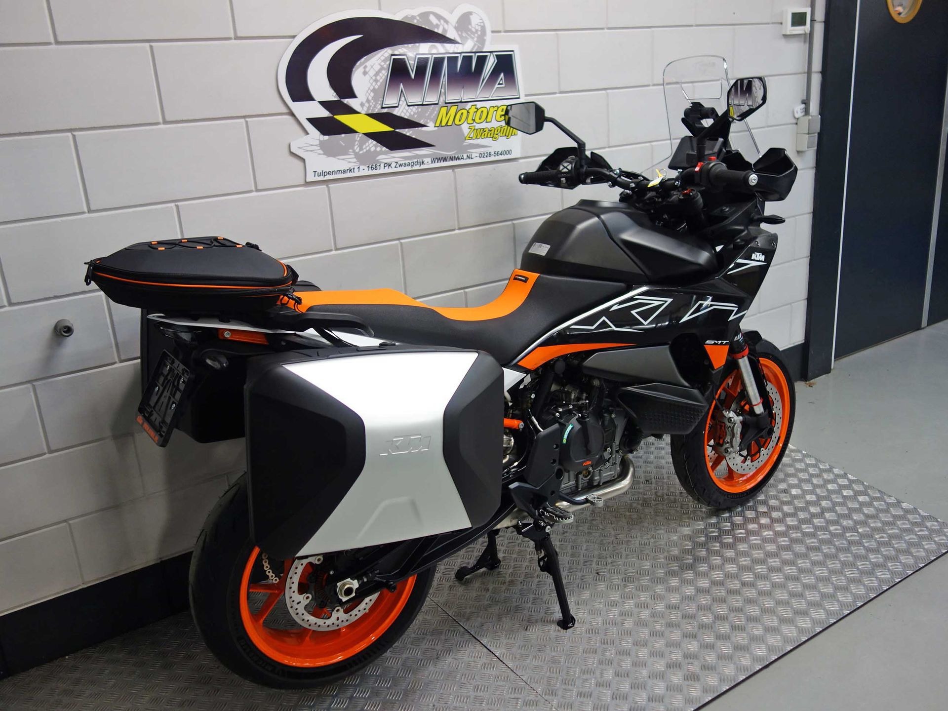56632438-2 Nieuwe KTM 890 supermotard met 889cc motor uit 2025 bij NIWA Motoren