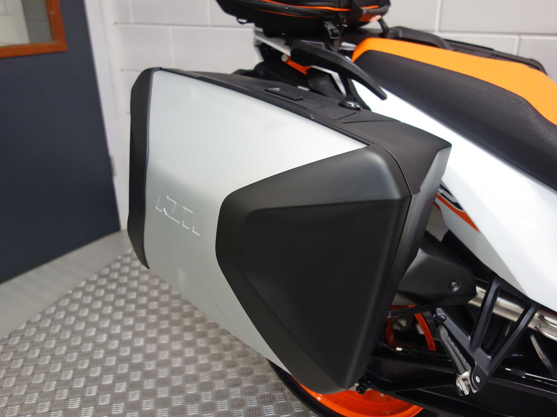 56632438-4 Nieuwe KTM 890 supermotard met 889cc motor uit 2025 bij NIWA Motoren