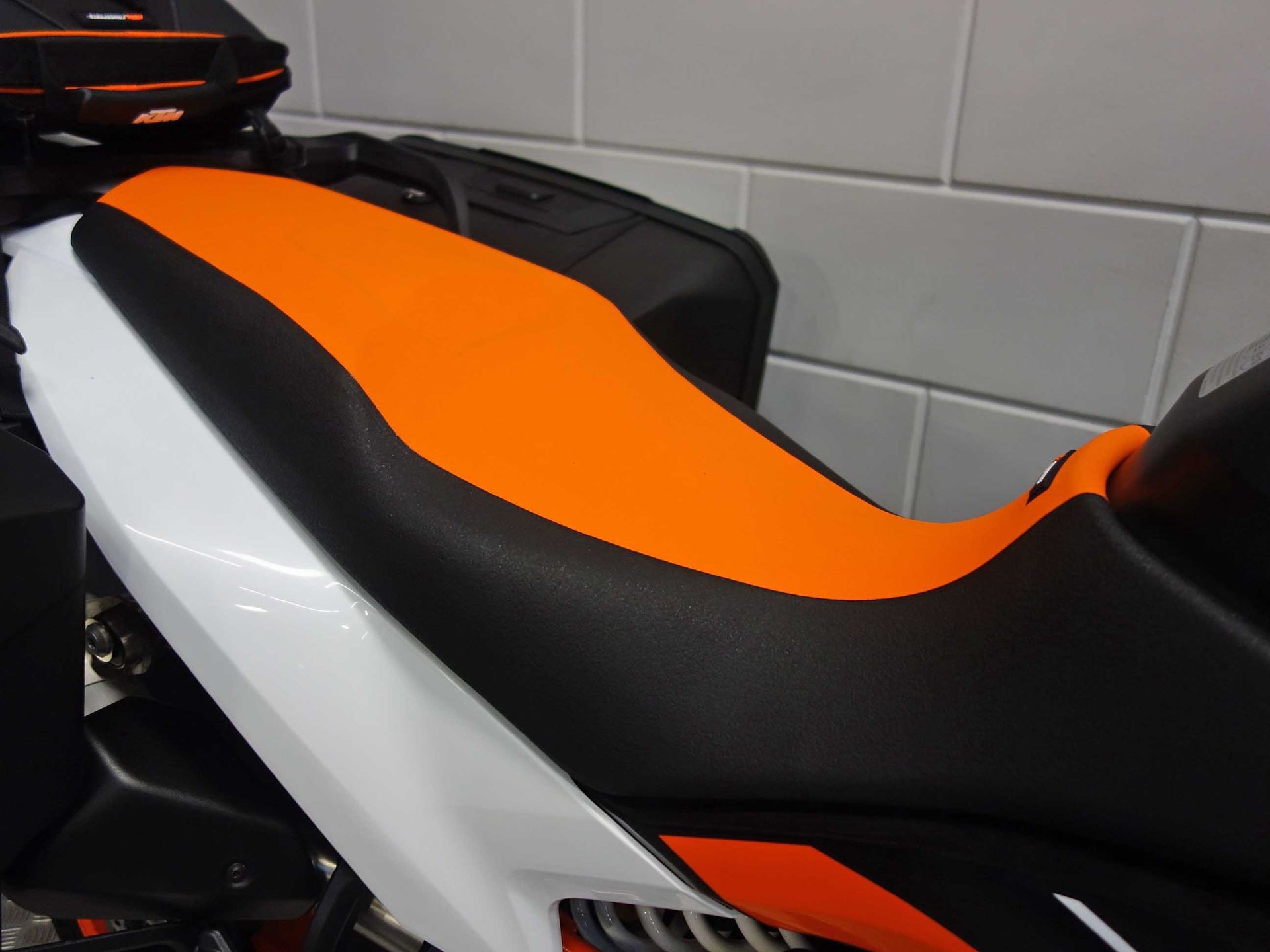 56632438-5 Nieuwe KTM 890 supermotard met 889cc motor uit 2025 bij NIWA Motoren