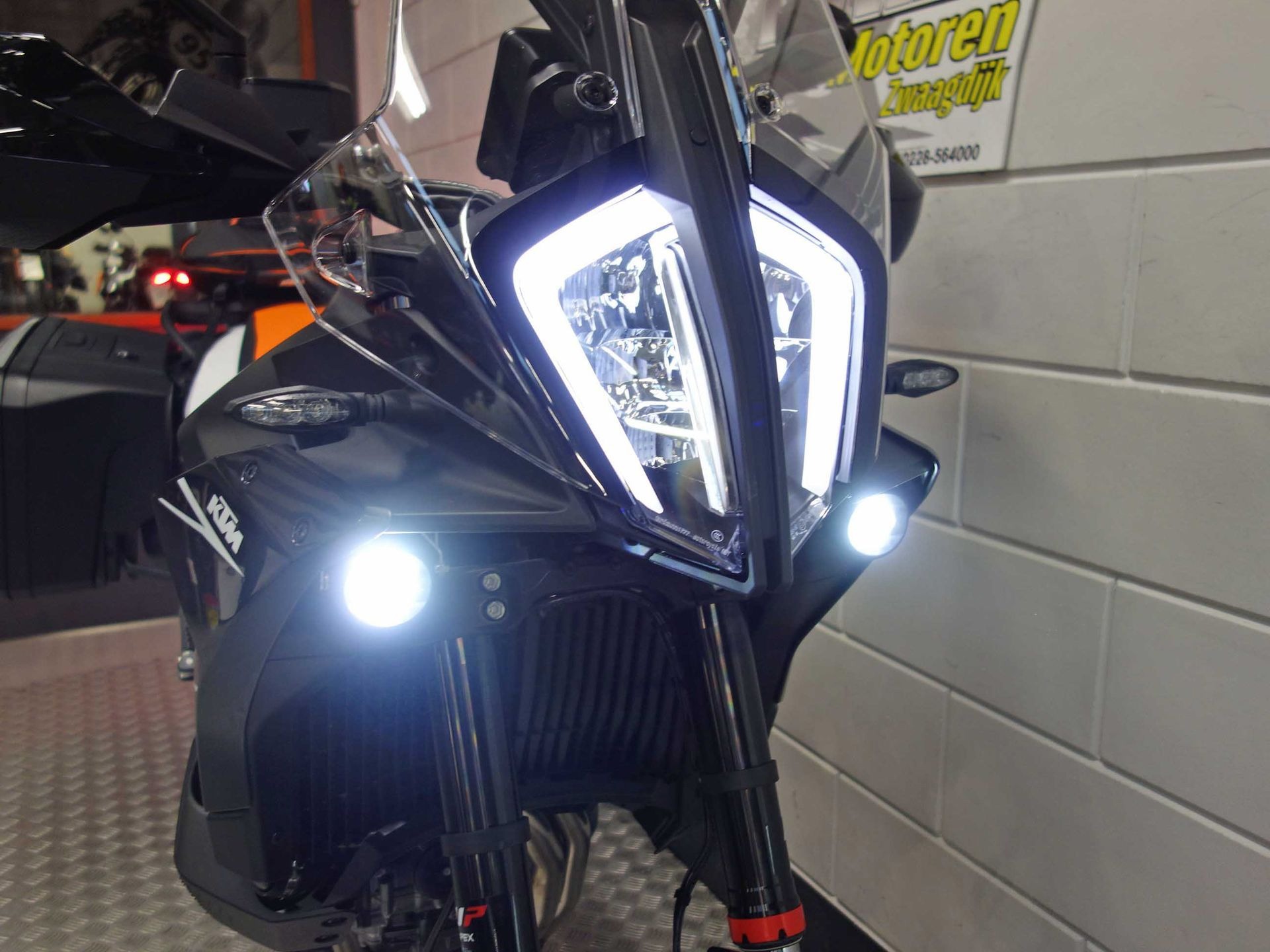56632438-8 Nieuwe KTM 890 supermotard met 889cc motor uit 2025 bij NIWA Motoren