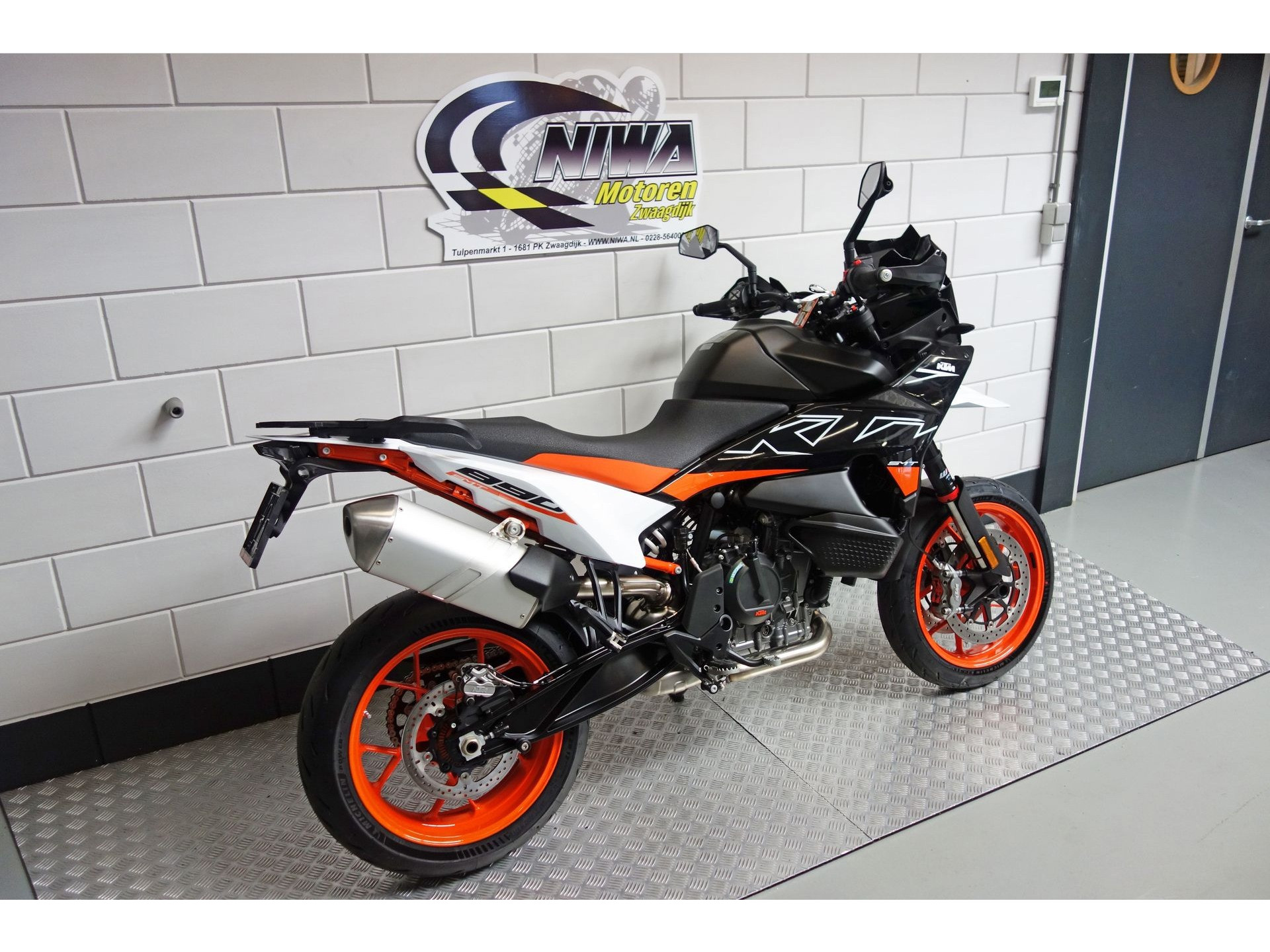 56632445-3 Gebruikte KTM 890 supermotard met 889cc motor uit 2025 bij NIWA Motoren