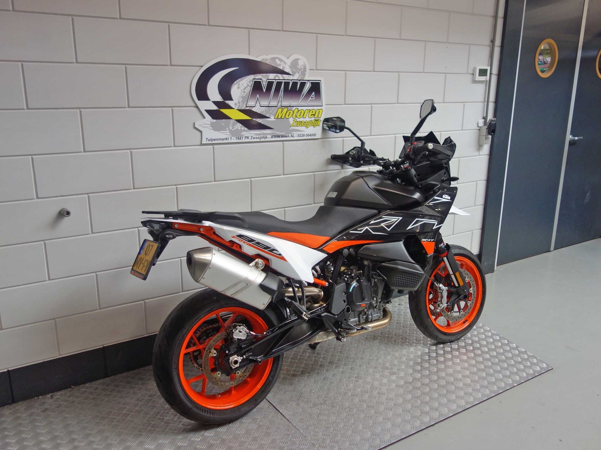 56632505-2 Gebruikte KTM 890 supermotard met 889cc motor uit 2024 bij NIWA Motoren