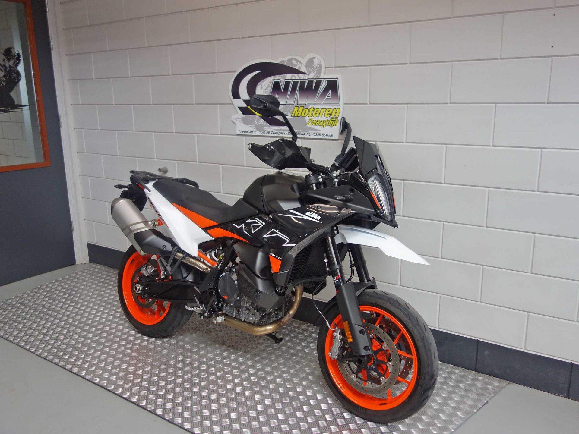 56632505-3 Gebruikte KTM 890 supermotard met 889cc motor uit 2024 bij NIWA Motoren