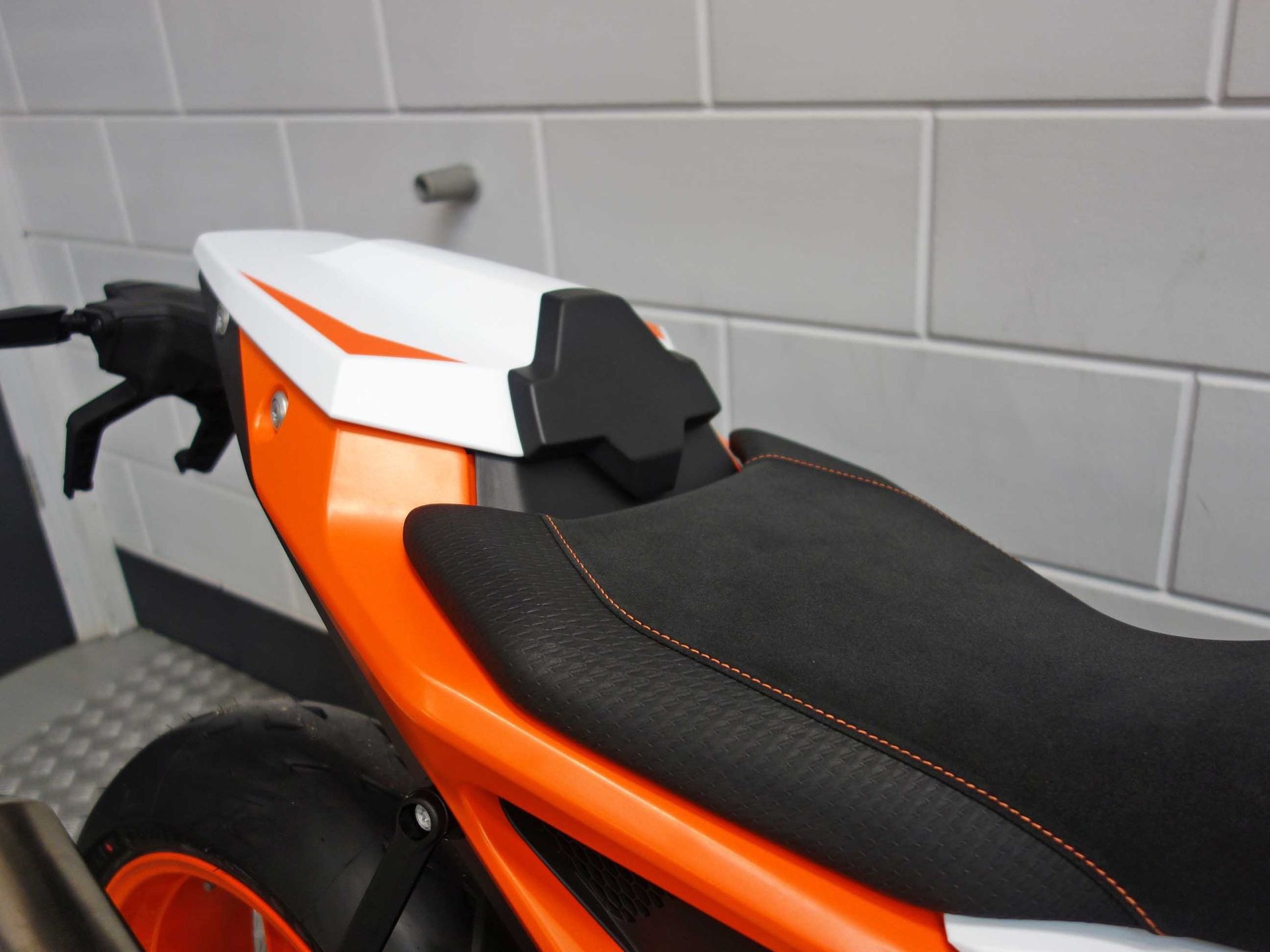 56632544-4 Gebruikte KTM 990 naked bike met 990cc motor uit 2026 bij NIWA Motoren